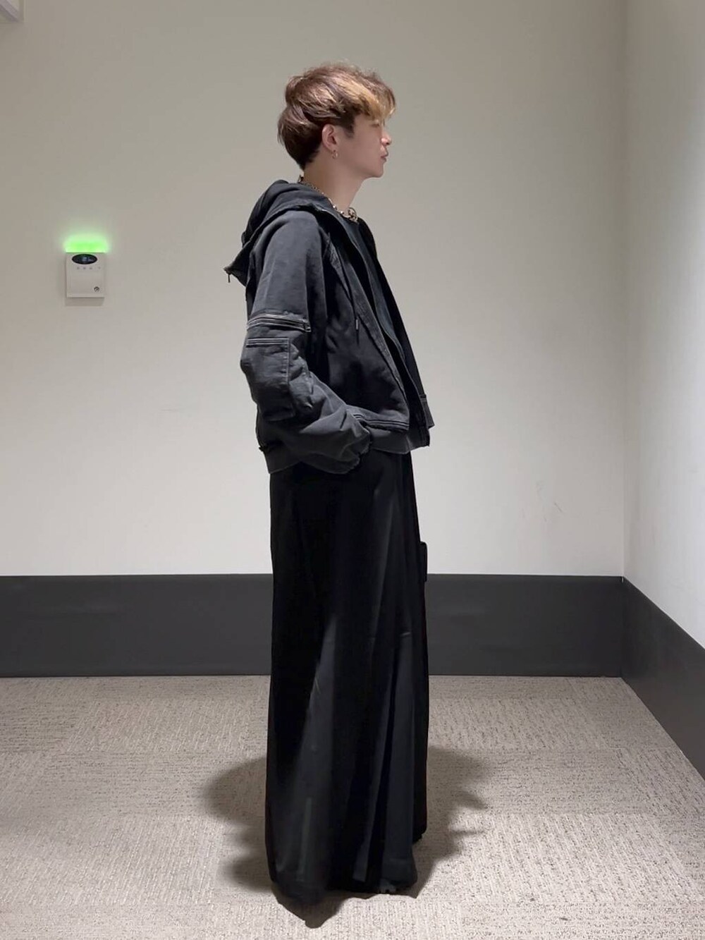 ブラック系のその他パンツ、ブラック系のパーカー、ブラック系のショルダーバッグを着用したメンズの夏コーディネートの5枚目の写真