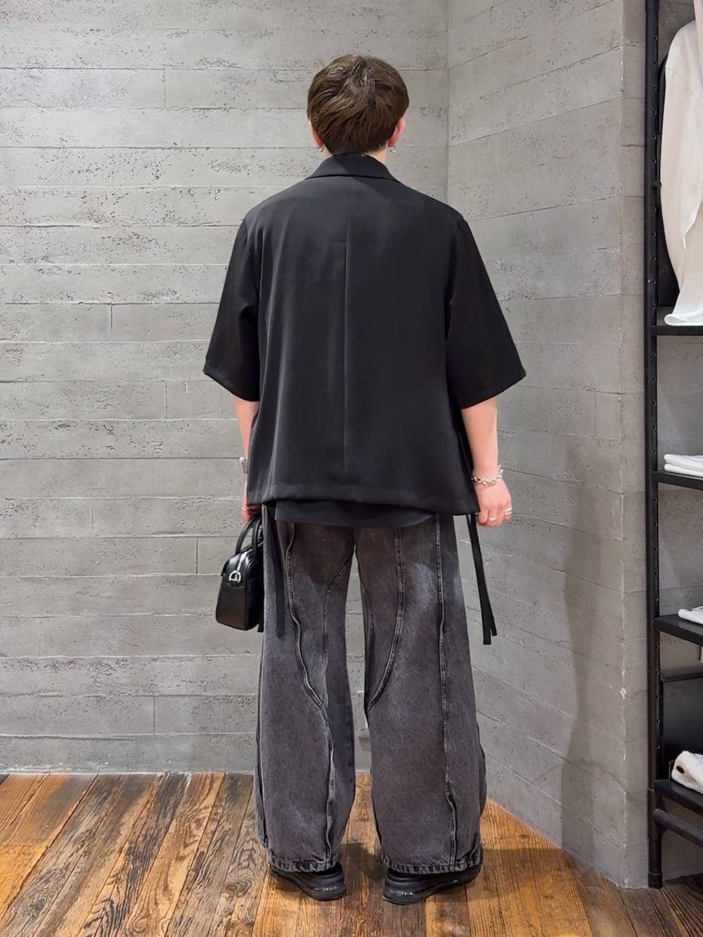 ブラック系のシャツ/ブラウス、ブラック系のサンダル、ブラック系のデニムパンツを着用したメンズの春コーディネートの3枚目の写真