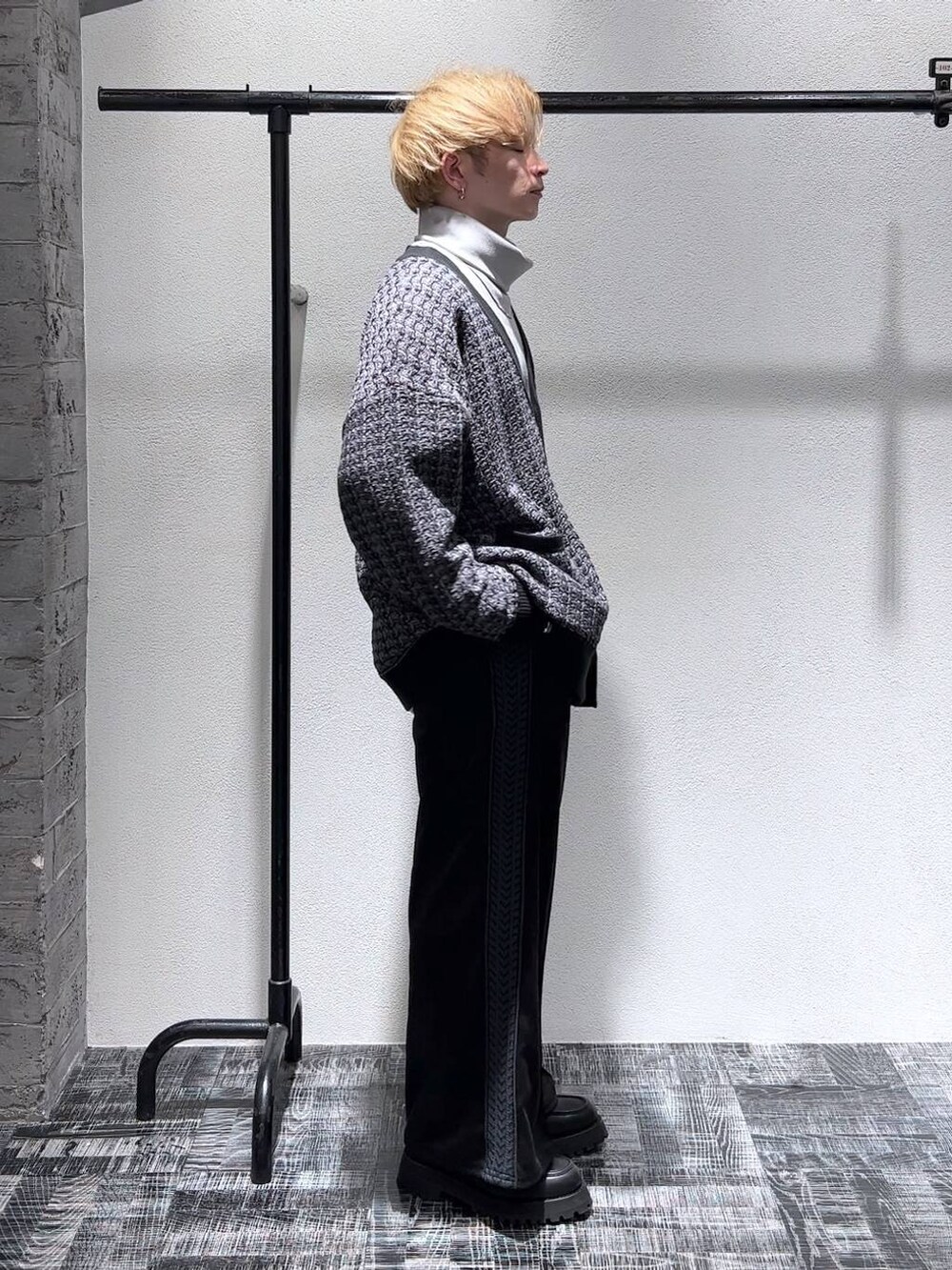 ブラック系のローファー、ブラック系のニット/セーター、グレー系のスウェットを着用したメンズの秋コーディネートの3枚目の写真