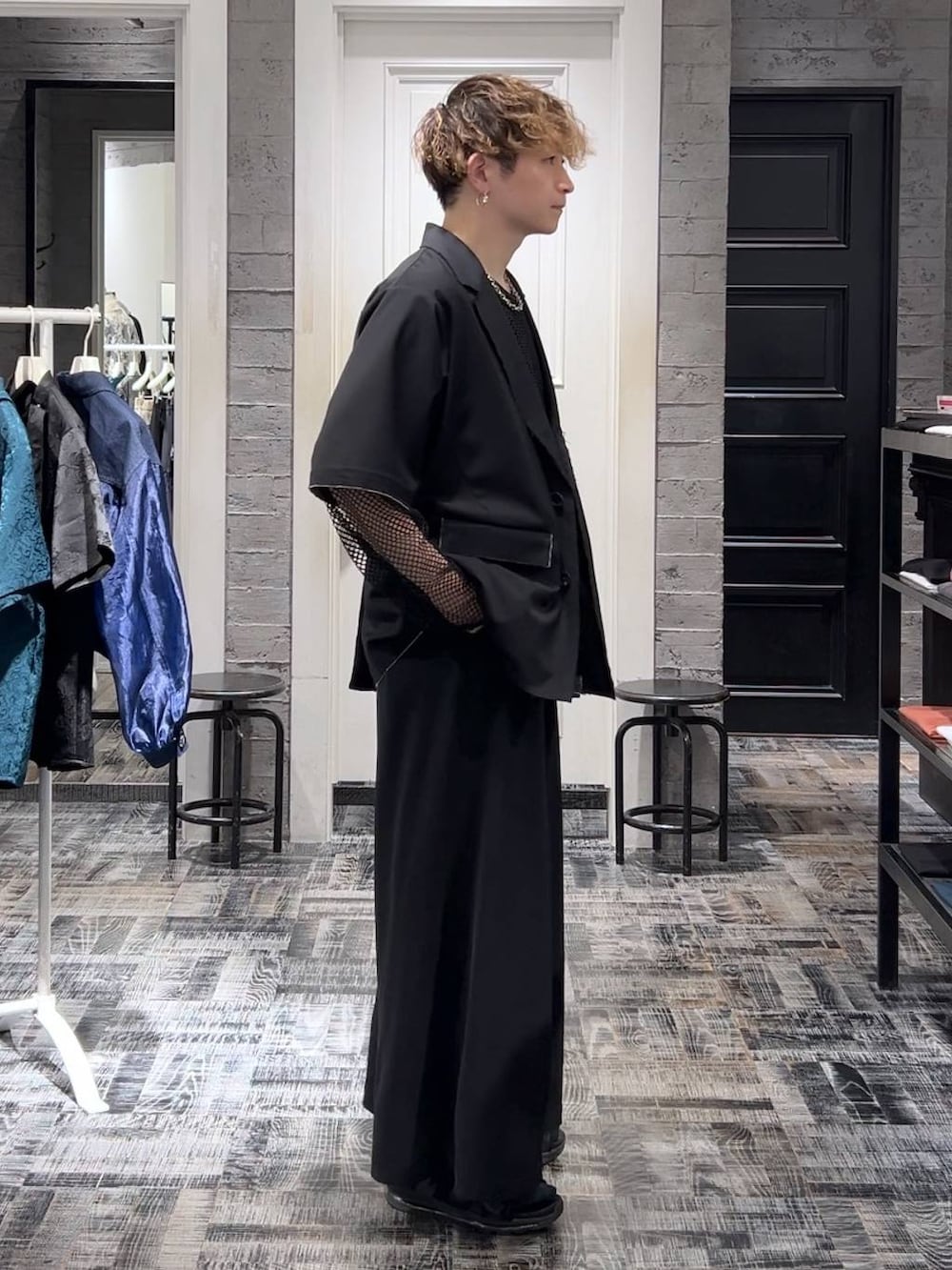 ブラック系のテーラードジャケット、ブラック系のサンダル、グレー系のTシャツ/カットソーを着用したメンズの夏コーディネートの2枚目の写真