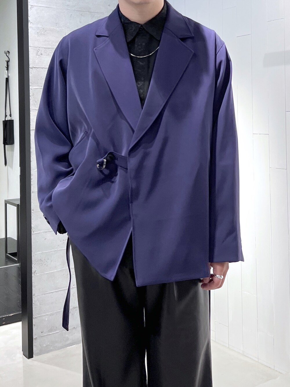 パープル系のテーラードジャケット、ブラック系のシャツ/ブラウス、ブラック系のその他パンツを着用したメンズの秋コーディネートの2枚目の写真