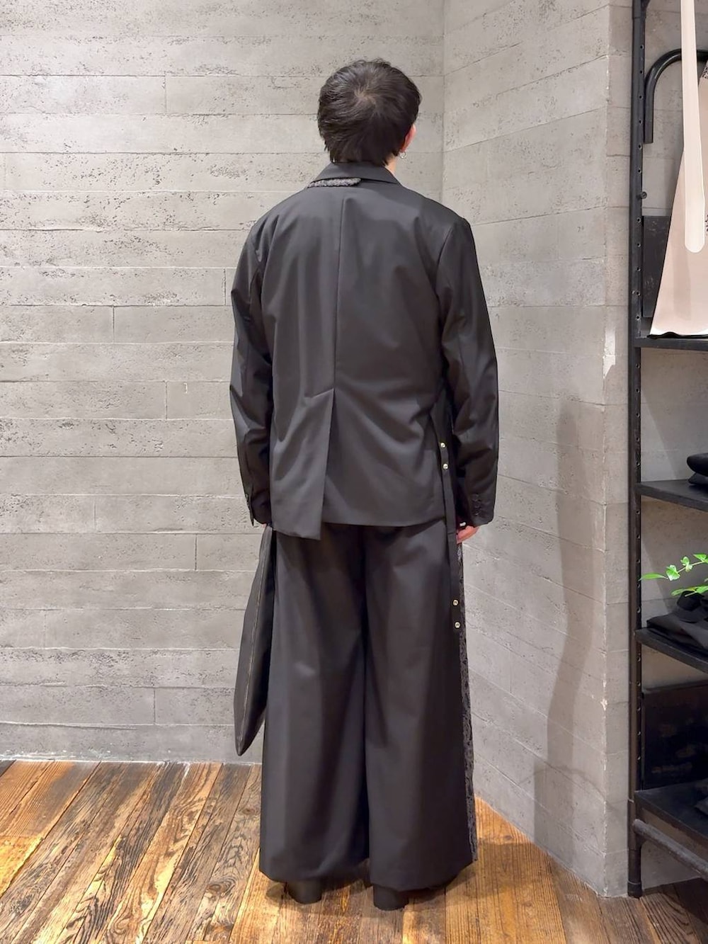 ブラック系のトートバッグ、ブラック系のブーツ、ブラック系のその他パンツを着用したメンズの冬コーディネートの3枚目の写真