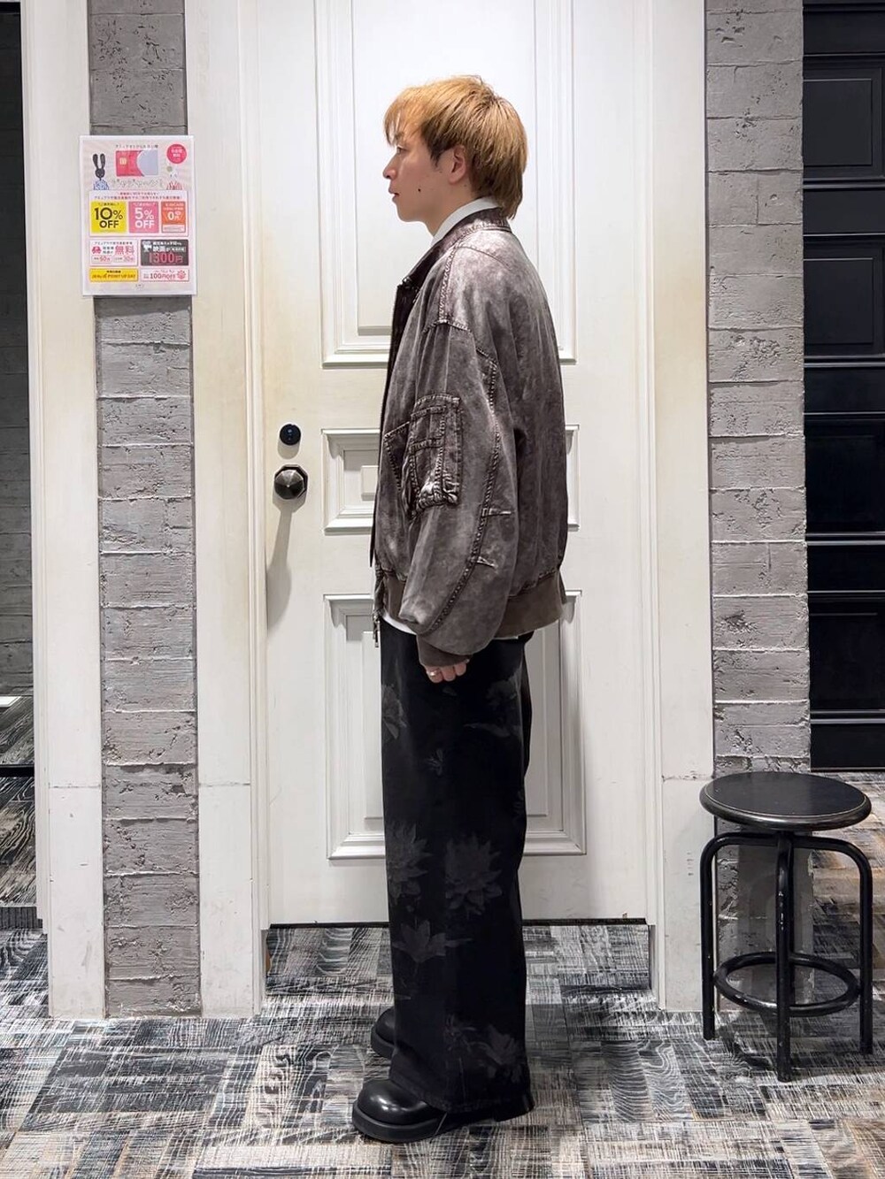 ブラック系のドレスシューズ、ブラウン系のブルゾン、ブラック系のデニムパンツを着用したメンズの冬コーディネートの4枚目の写真