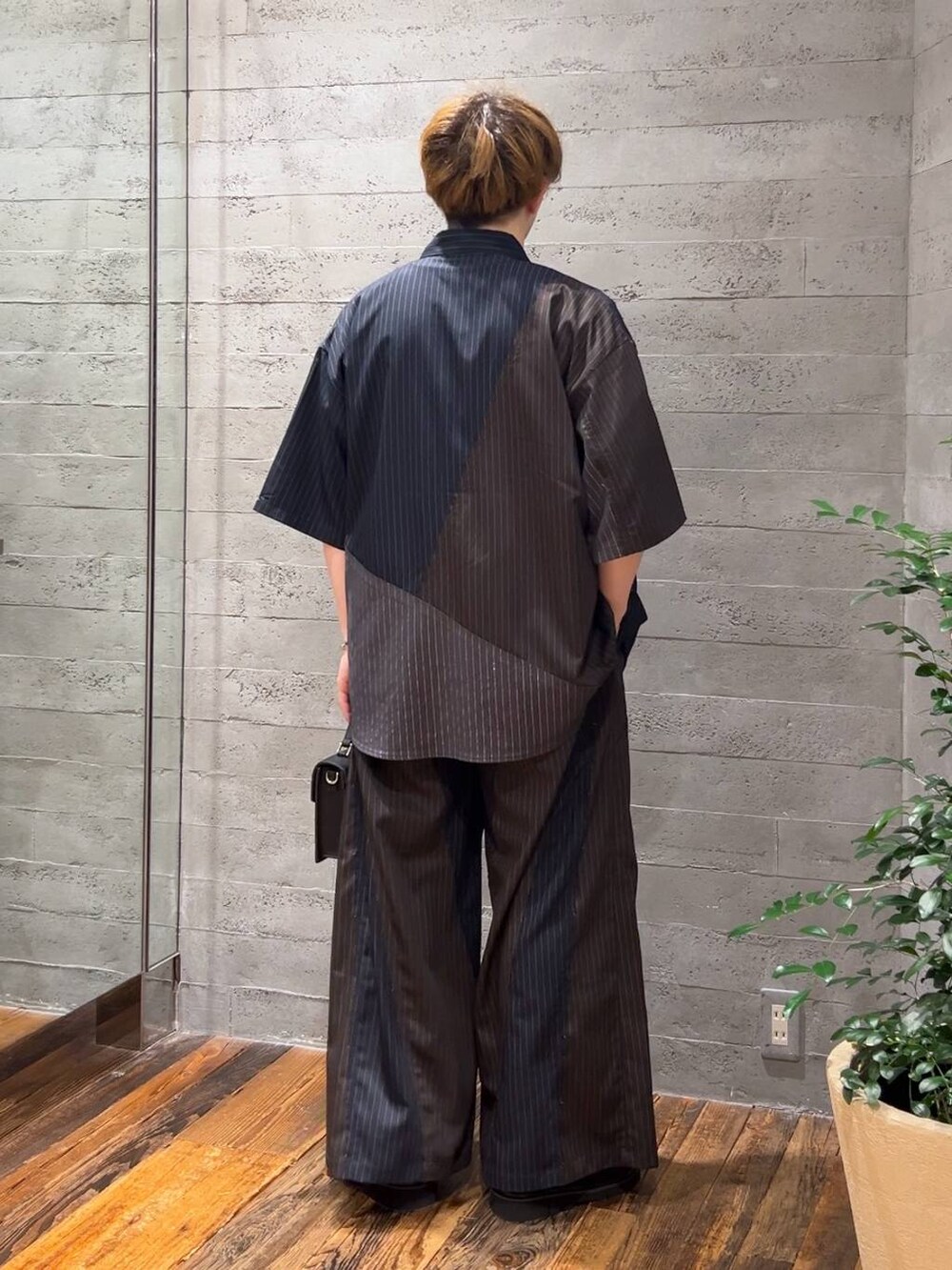 ブルー系のその他パンツ、ブラック系のサンダル、ブラック系のTシャツ/カットソーを着用したメンズの夏コーディネートの3枚目の写真