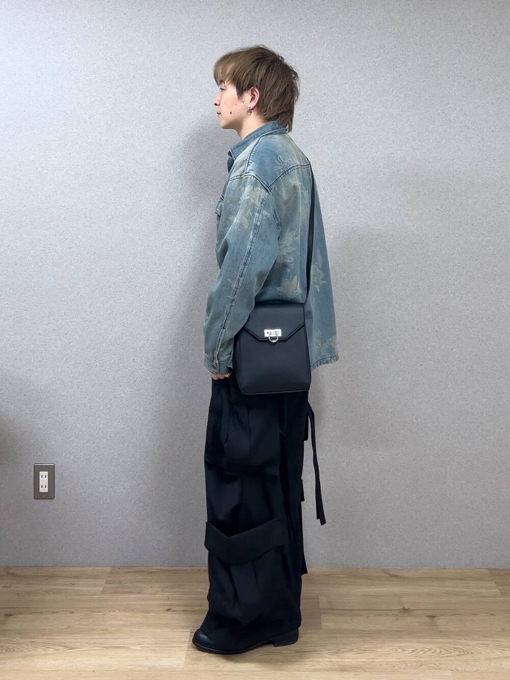 ブラック系のドレスシューズ、ブルー系のシャツ/ブラウス、ブラック系のショルダーバッグを着用したメンズの春コーディネートの4枚目の写真