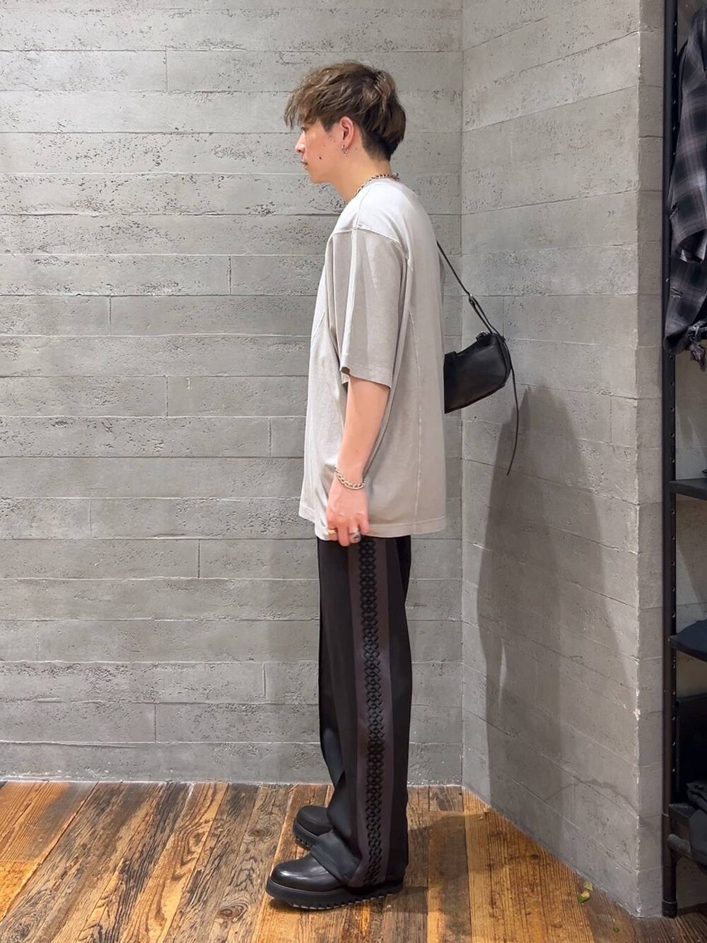 グレー系のTシャツ/カットソー、ブラック系のドレスシューズ、ブラック系のショルダーバッグを着用したメンズの夏コーディネートの4枚目の写真