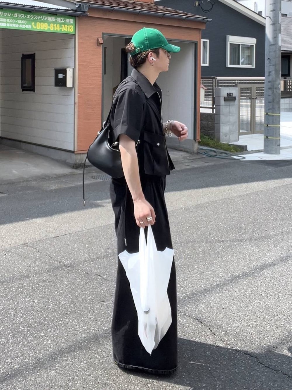 ブラック系のサンダル、グレー系のTシャツ/カットソー、ブラック系のデニムパンツを着用したメンズの夏コーディネートの3枚目の写真