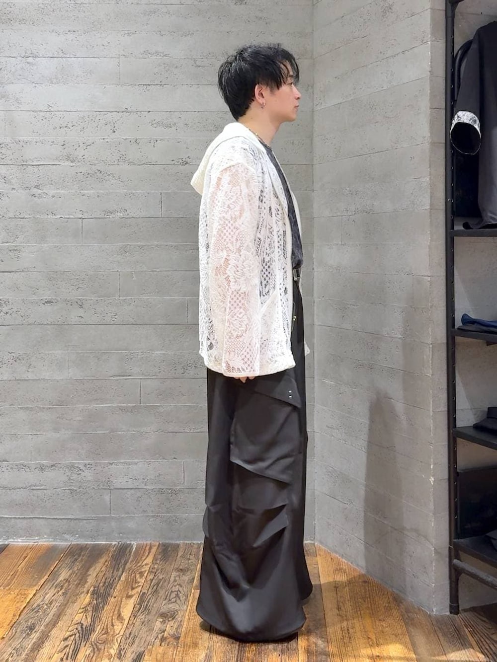 ブラック系のサンダル、ブラック系のTシャツ/カットソー、ブラック系のカーゴパンツを着用したメンズの夏コーディネートの2枚目の写真