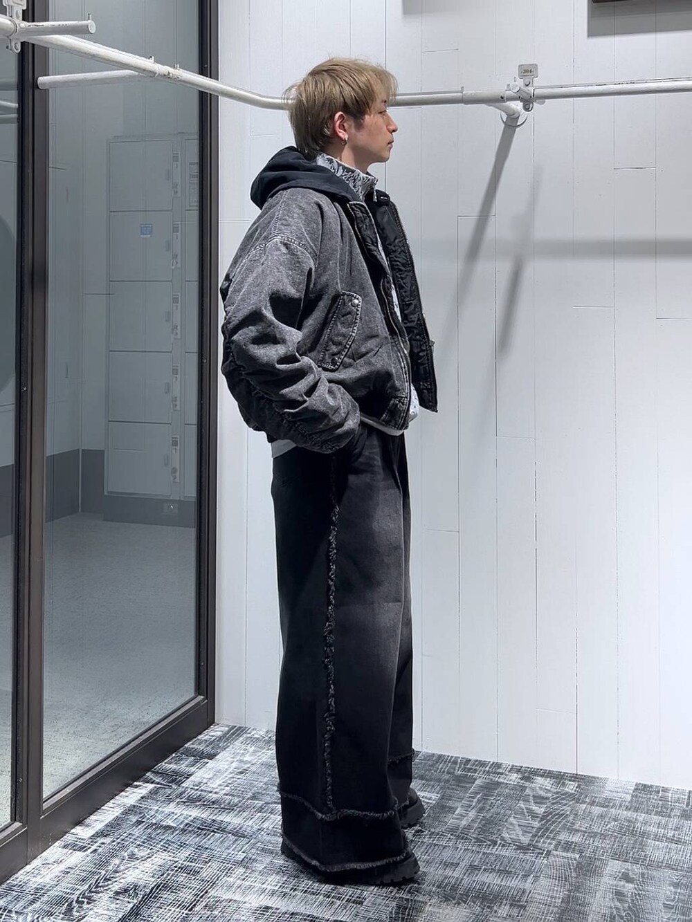 ブラック系のドレスシューズ、ブラック系のデニムパンツ、グレー系のスウェットを着用したメンズの冬コーディネートの2枚目の写真