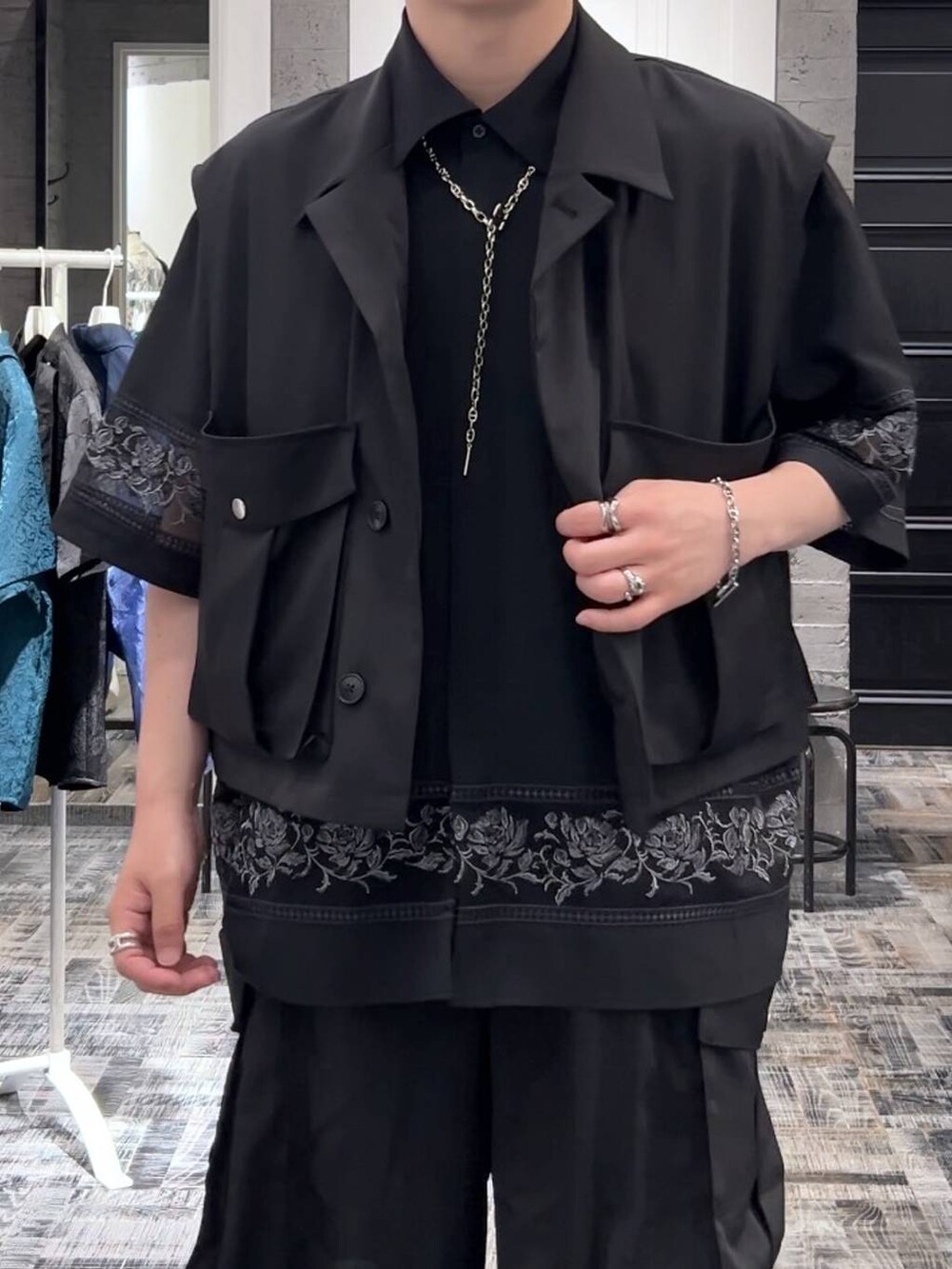 ブラック系のサンダル、ブラック系のカーゴパンツ、ブラック系のシャツ/ブラウスを着用したメンズの夏コーディネートの4枚目の写真