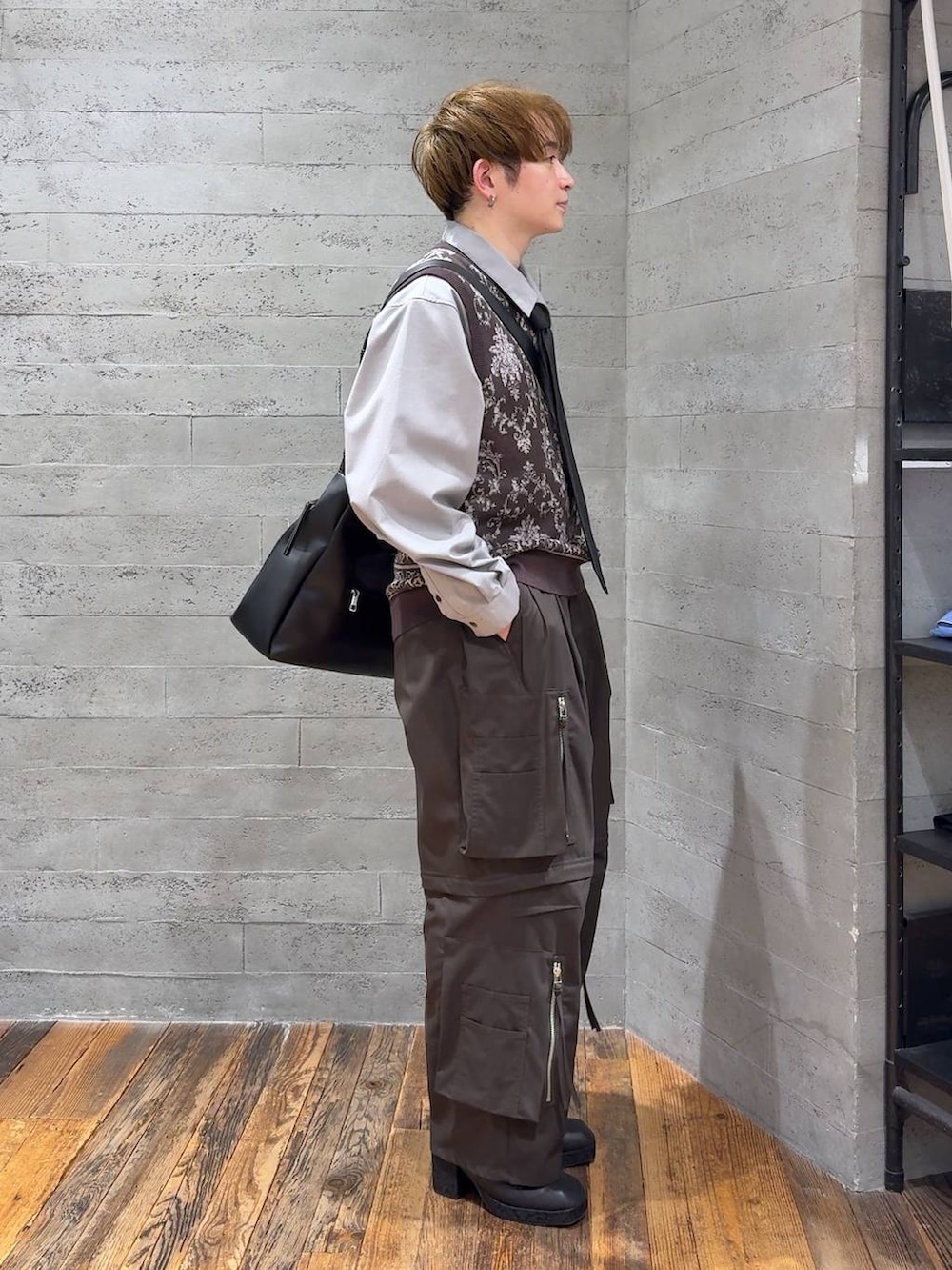 ブラック系のネクタイ、ブラック系のサンダル、ブラウン系のカーゴパンツを着用したメンズの春コーディネートの2枚目の写真