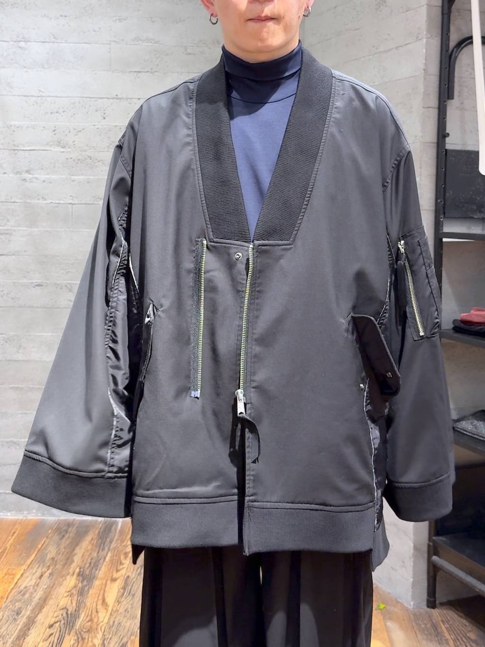 ブラック系のドレスシューズ、ブラック系のその他パンツ、ブラック系のMA-1を着用したメンズの秋コーディネートの5枚目の写真