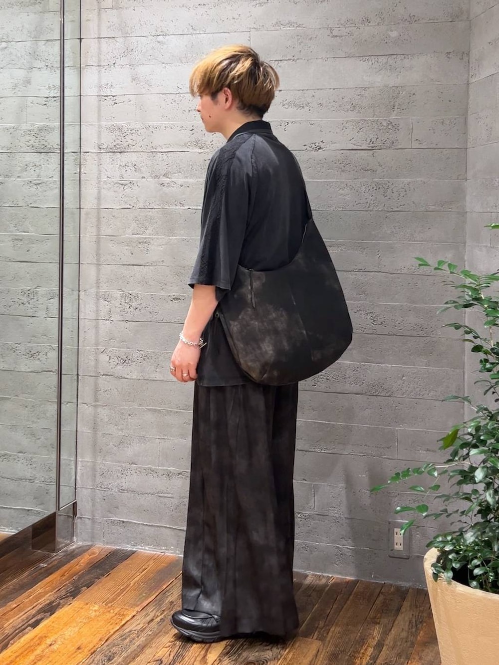 グレー系のその他パンツ、グレー系のショルダーバッグ、ブラック系のローファーを着用したメンズの夏コーディネートの4枚目の写真