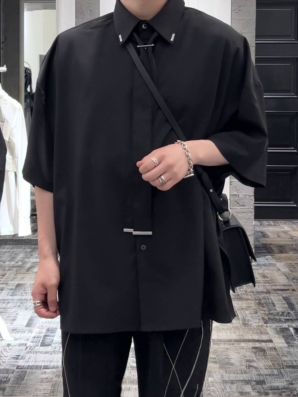 ブラック系のシャツ/ブラウス、ブラック系のショルダーバッグ、ブラック系のドレスシューズを着用したメンズの夏コーディネートの5枚目の写真