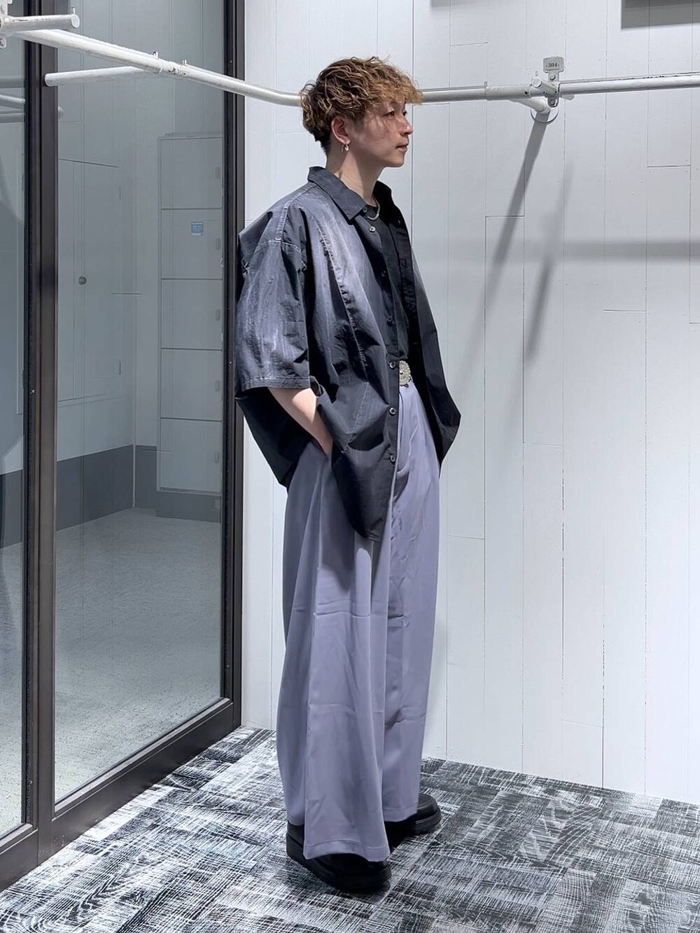 ブラック系のシャツ/ブラウス、グレー系のTシャツ/カットソー、ブラック系のドレスシューズを着用したメンズの春コーディネートの2枚目の写真