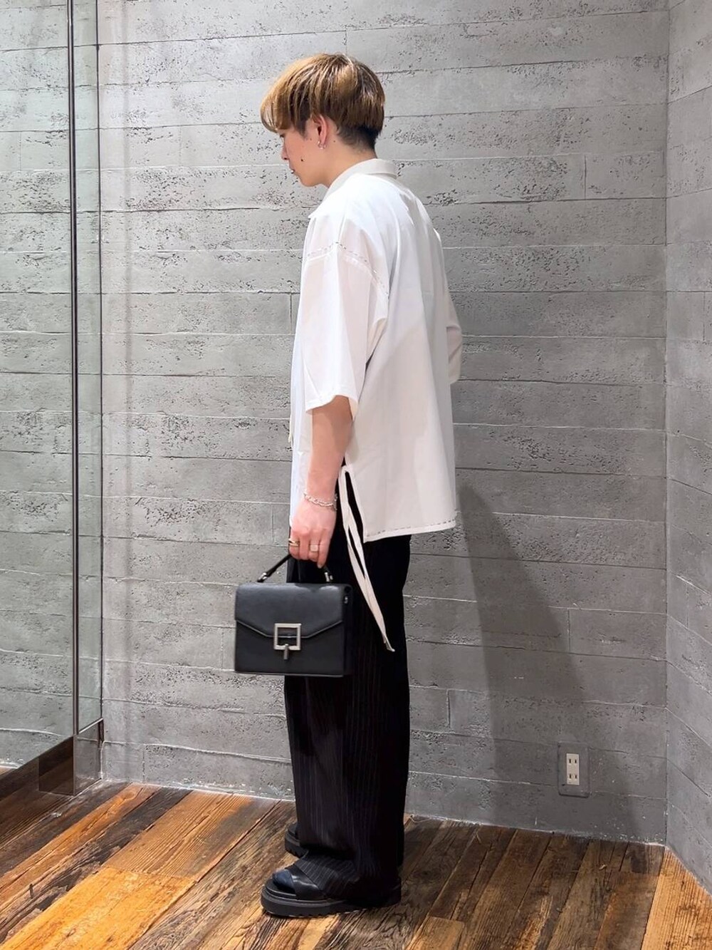 ブラック系のサンダル、ホワイト系のシャツ/ブラウス、ブラック系のショルダーバッグを着用したメンズの夏コーディネートの4枚目の写真