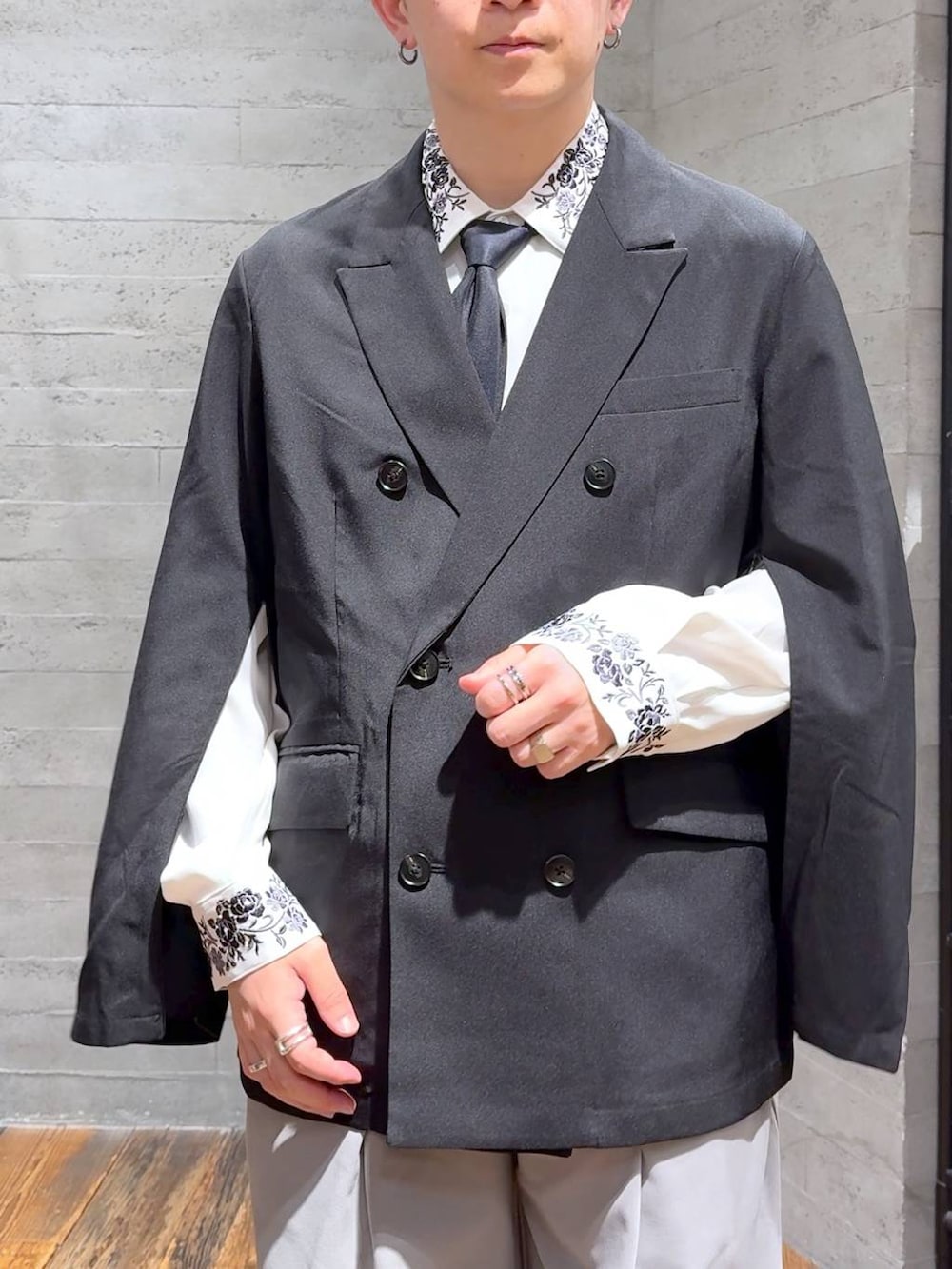 ブラック系のネクタイ、ブラック系のローファー、ブラック系のテーラードジャケットを着用したメンズの秋コーディネートの5枚目の写真