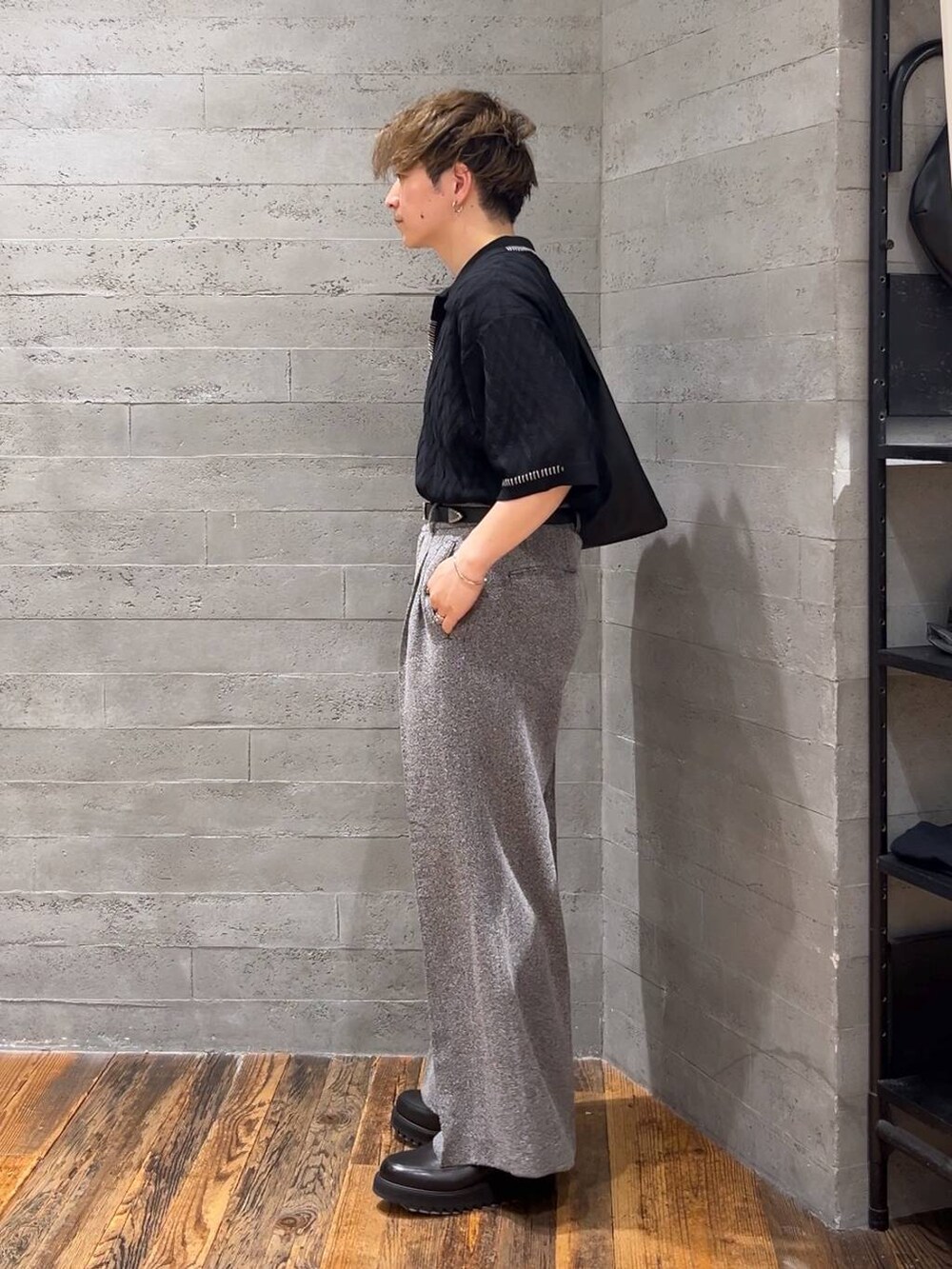 ブラック系のトートバッグ、ブラック系のポロシャツ、ブラック系のドレスシューズを着用したメンズの夏コーディネートの4枚目の写真