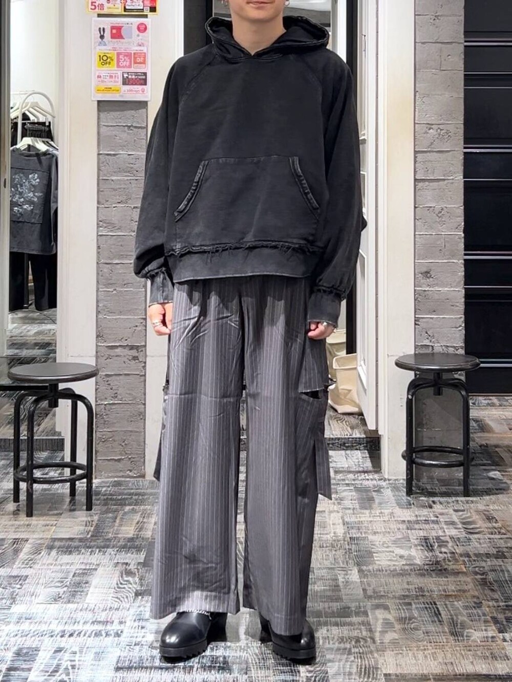 ブラック系のドレスシューズ、グレー系のその他パンツ、ブラック系のパーカーを着用したメンズの秋コーディネートの2枚目の写真