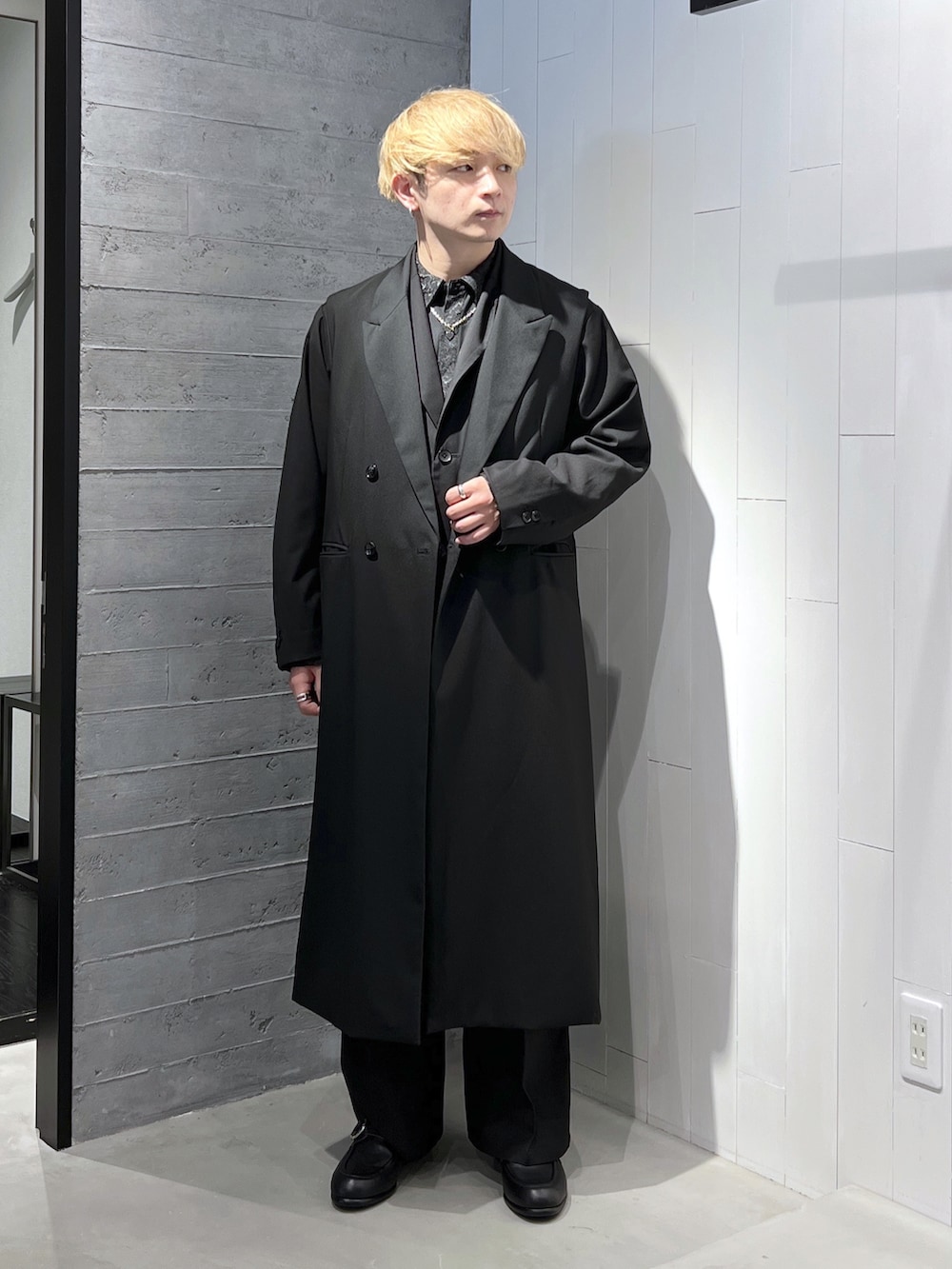 ブラック系のその他アウター、ブラック系のテーラードジャケット、ブラック系のシャツ/ブラウスを着用したメンズの秋コーディネートの2枚目の写真