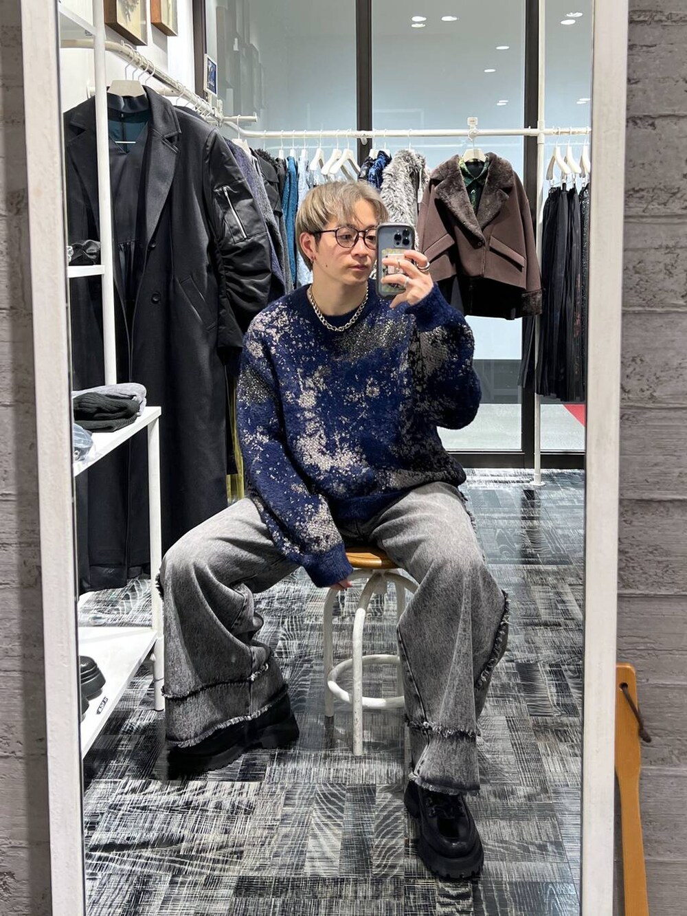 ブラック系のカーゴパンツ、ブルー系のニット/セーター、ブラック系のニット/セーターを着用したメンズの冬コーディネートの4枚目の写真