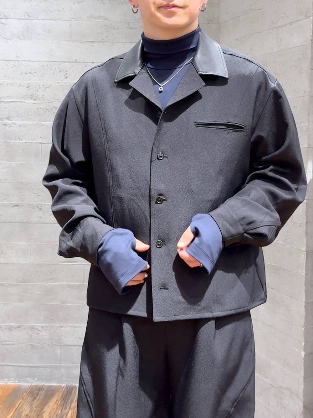 ブラック系のローファー、ブラック系のスラックス、ブラック系のシャツ/ブラウスを着用したメンズの秋コーディネートの5枚目の写真