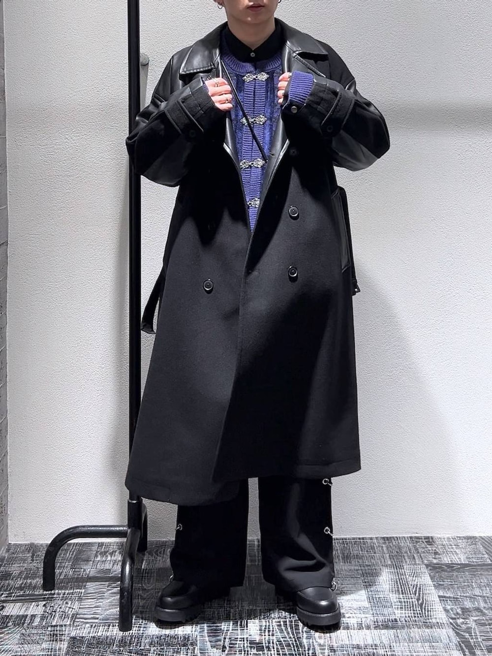 ブラック系のトレンチコート、ブラック系のショルダーバッグ、パープル系のカーディガン/ボレロを着用したメンズの冬コーディネートの2枚目の写真