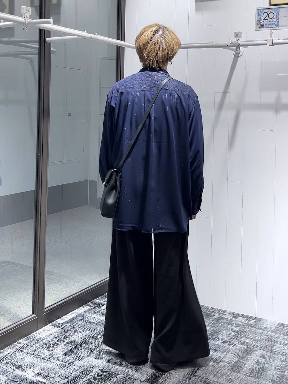 ブラック系のTシャツ/カットソー、ブラック系のショルダーバッグ、ブラック系のスラックスを着用したメンズの春コーディネートの4枚目の写真
