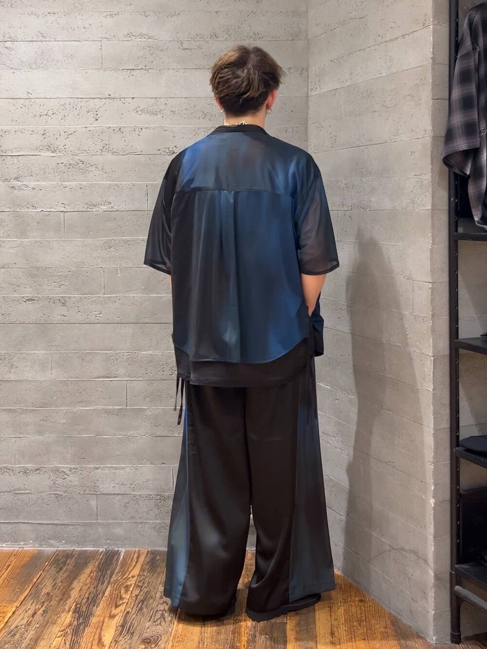 ブラック系のサンダル、ブラック系のシャツ/ブラウス、ブラック系のその他パンツを着用したメンズの夏コーディネートの3枚目の写真