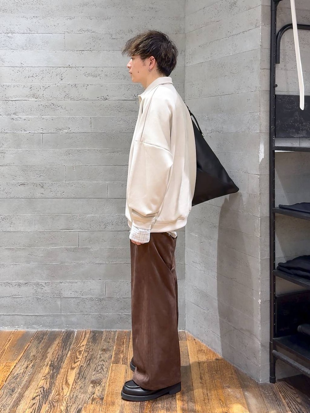 ブラック系のローファー、ブラック系のトートバッグ、シルバー系のピアス（片耳用）を着用したメンズの秋コーディネートの4枚目の写真