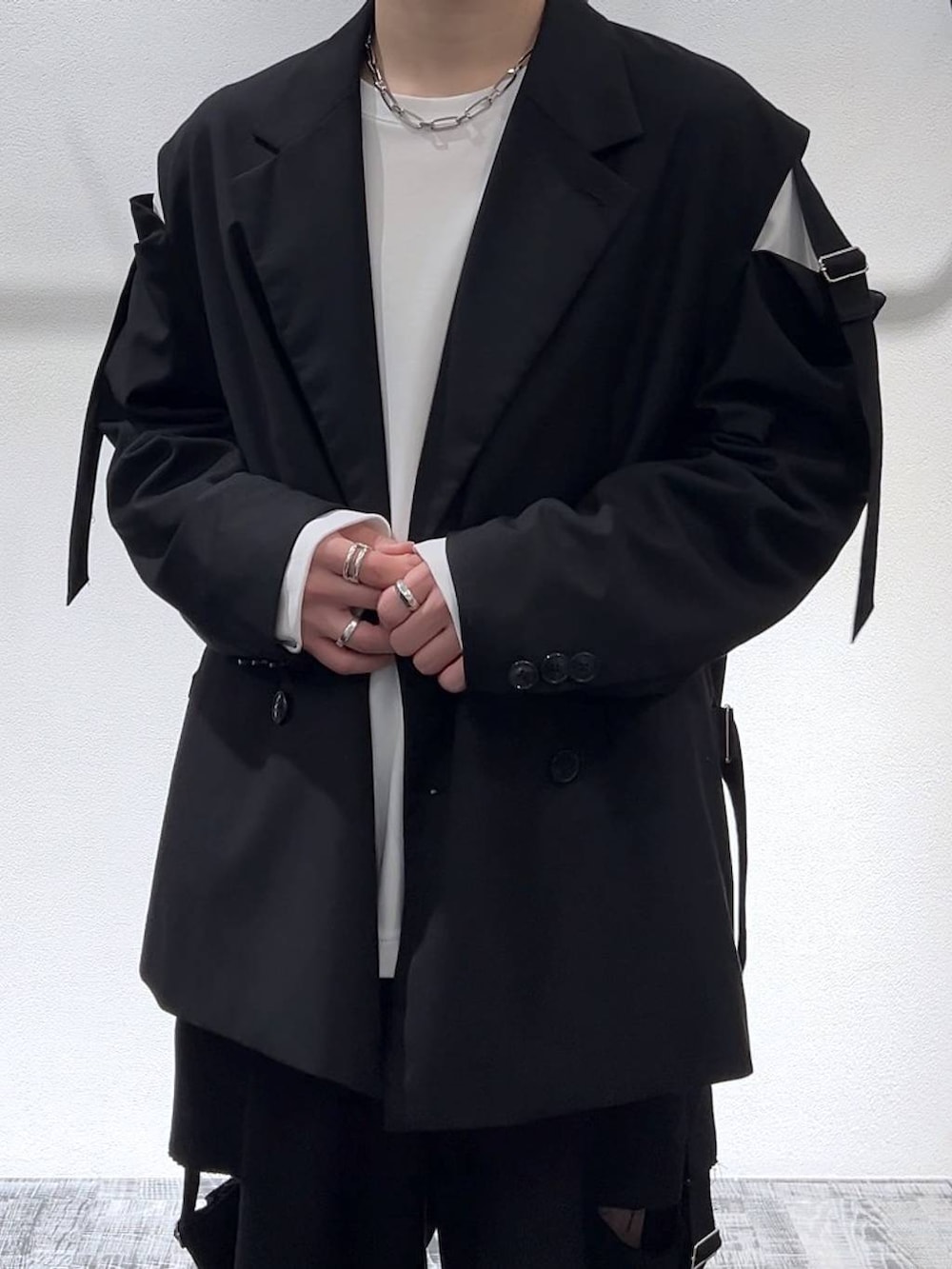 ブラック系のテーラードジャケット、ブラック系のドレスシューズ、ブラック系のスラックスを着用したメンズの冬コーディネートの5枚目の写真