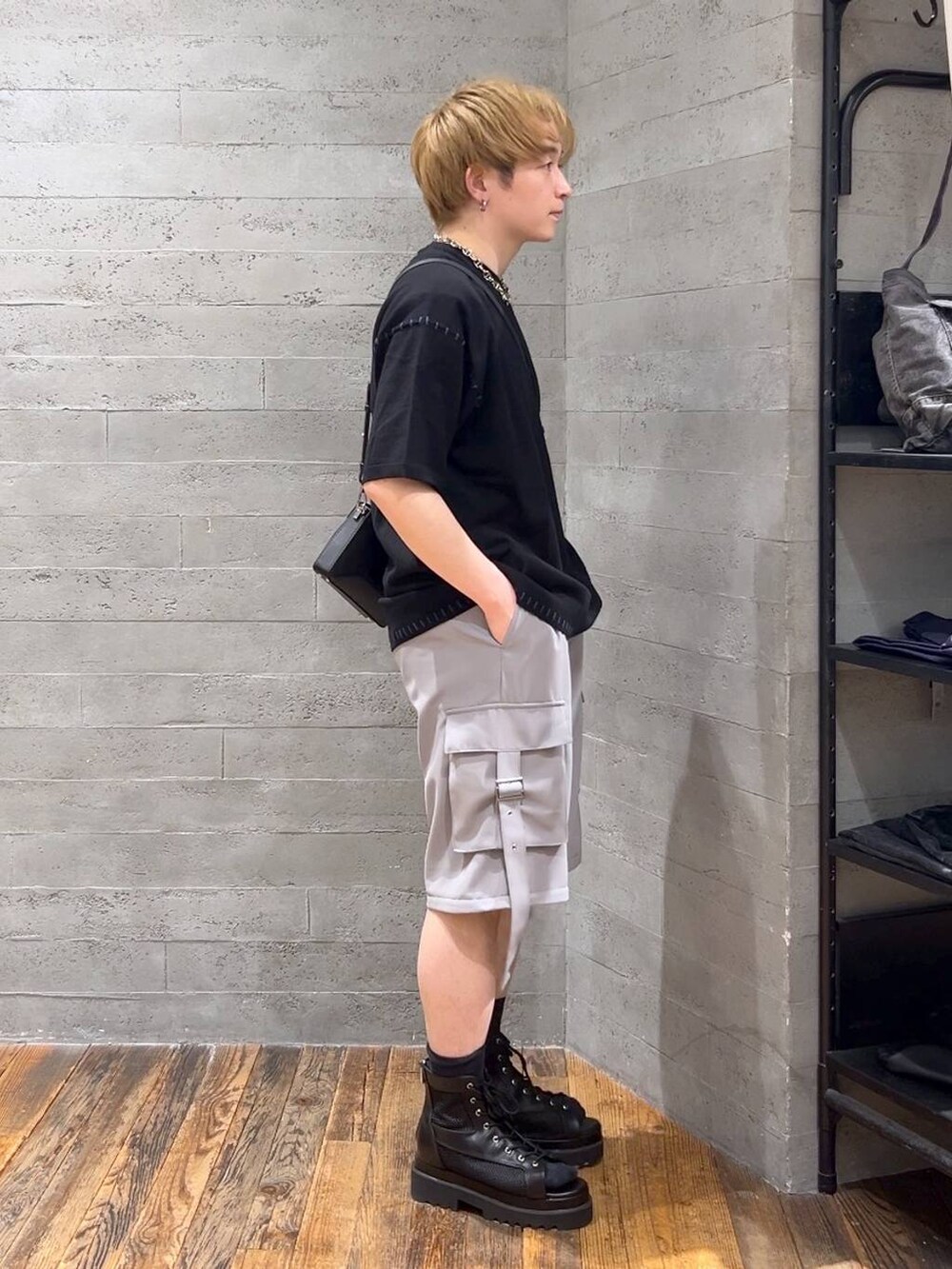 ブラック系のショルダーバッグ、ブラック系のサンダル、グレー系のカーゴパンツを着用したメンズの春コーディネートの2枚目の写真