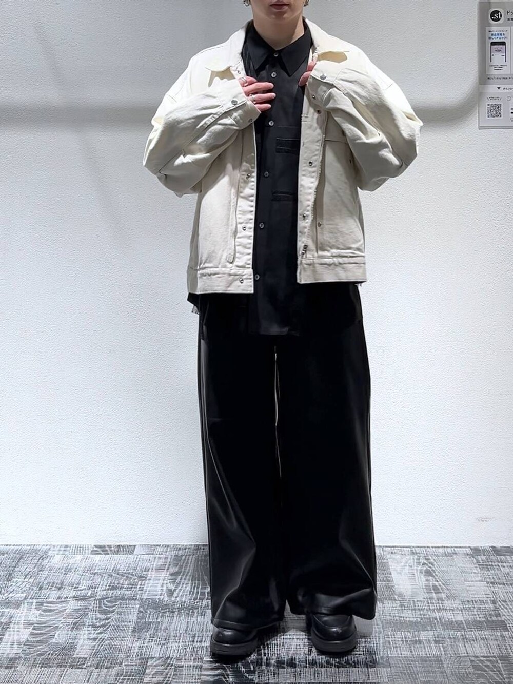 ブラック系のシャツ/ブラウス、ブラック系のドレスシューズ、ブラック系のその他パンツを着用したメンズの冬コーディネートの2枚目の写真