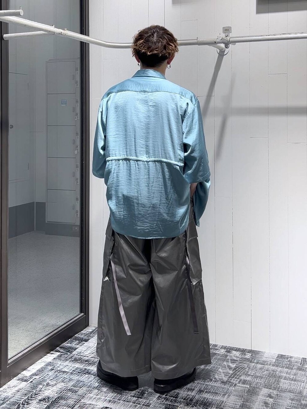 ブラック系のドレスシューズ、グレー系のTシャツ/カットソー、シルバー系のカーゴパンツを着用したメンズの夏コーディネートの3枚目の写真