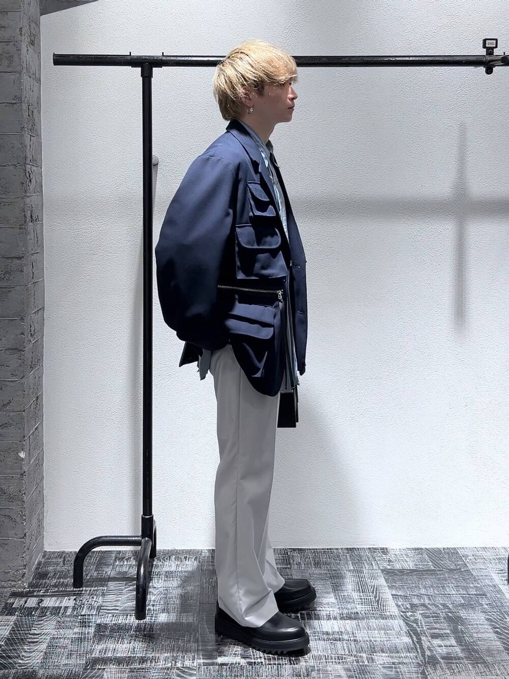 ブルー系のテーラードジャケット、グレー系のスラックス、ブルー系のシャツ/ブラウスを着用したメンズの春コーディネートの3枚目の写真