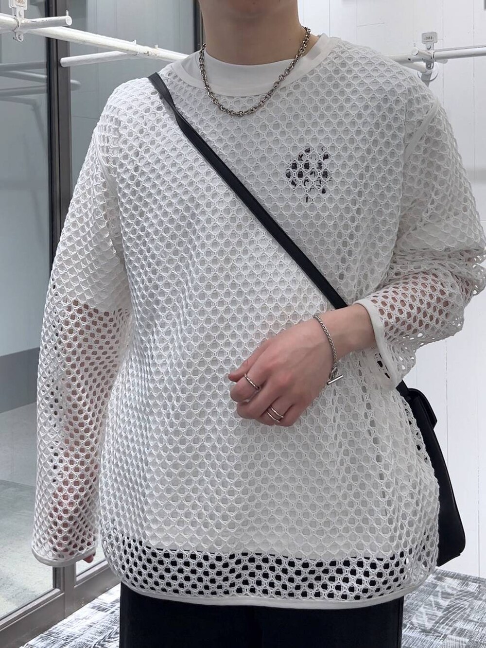 ブラック系のショルダーバッグ、ブラック系のデニムパンツ、ブラック系のドレスシューズを着用したメンズの春コーディネートの5枚目の写真