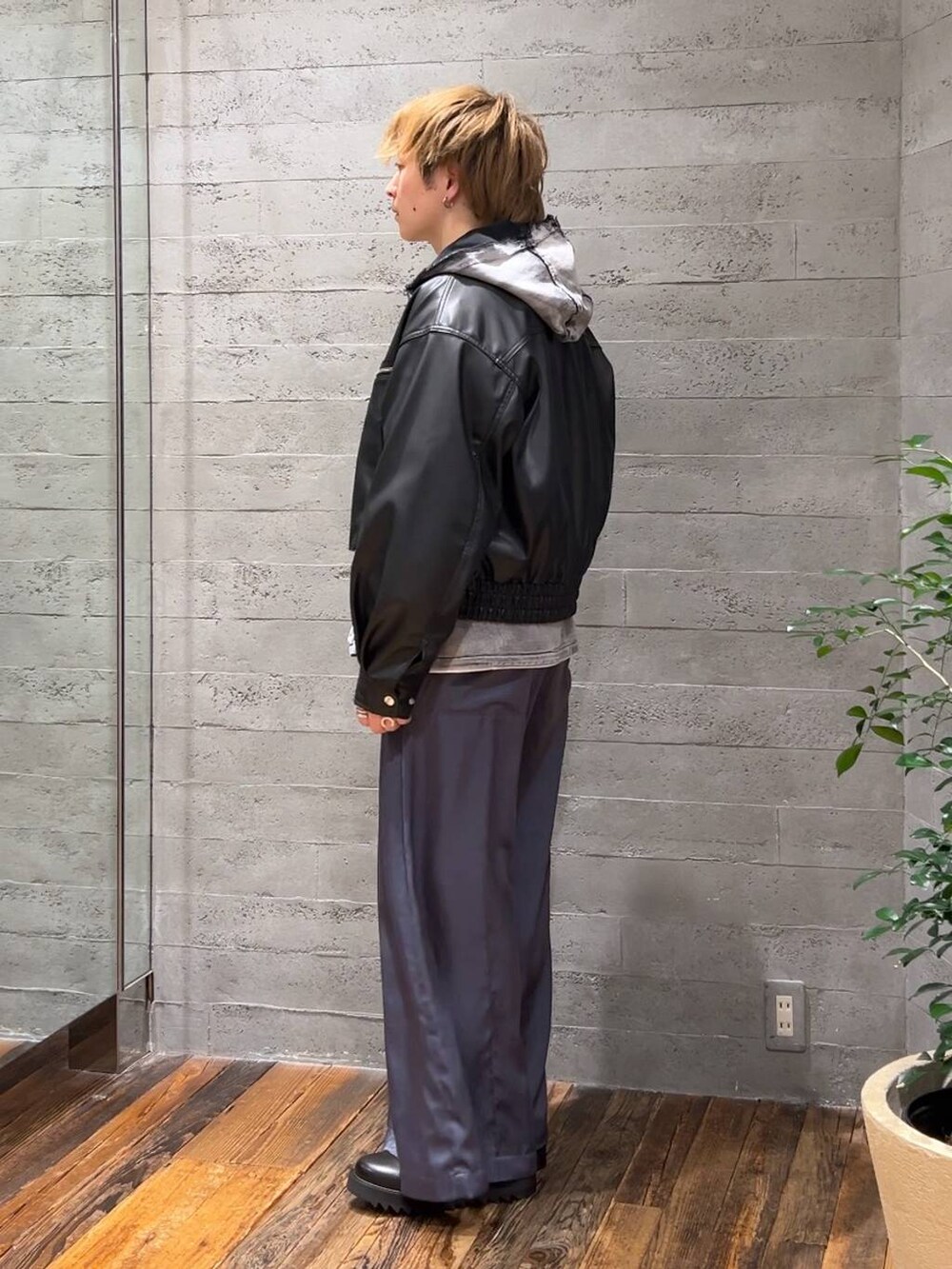「低身長、きれいめ、モード、オーバーサイズ、HARE、ワイドパンツ、ブルゾン、パーカー、春コーデ」|「HAREのHAREロゴヴィンテージカットLS(HARE)(Tシャツ/カットソー、ホワイト系)」を使った、HARE もりたいさん(メンズ・168cm)の春コーディネートの4枚目の写真