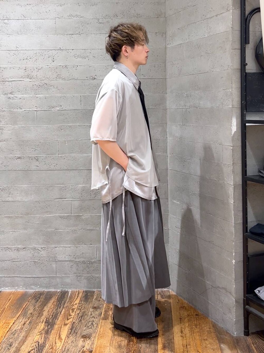 ブラック系のネクタイ、グレー系のシャツ/ブラウス、ブラック系のスニーカーを着用したメンズの夏コーディネートの2枚目の写真