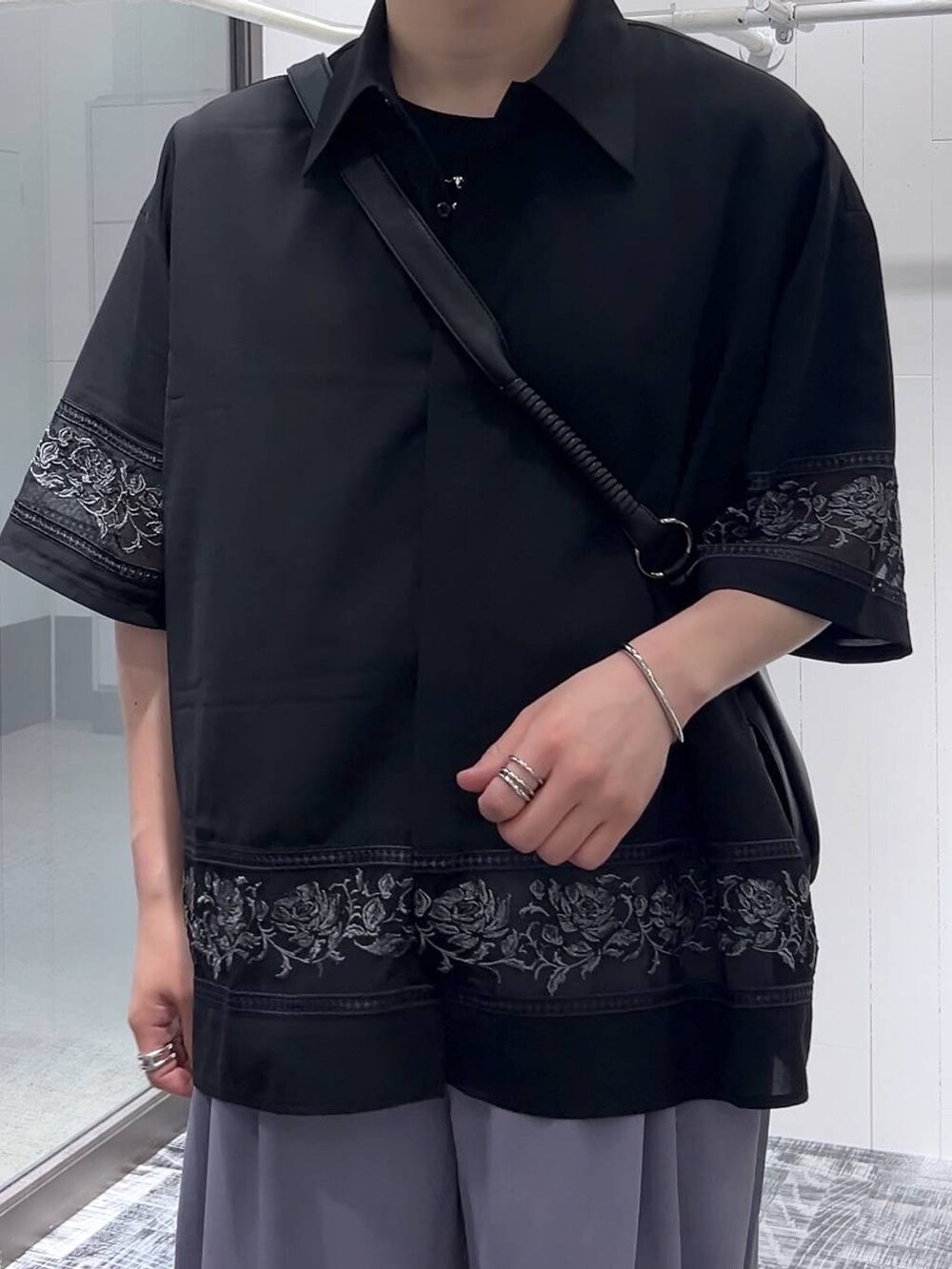 「低身長、きれいめ、オーバーサイズ、HARE、ワイドパンツ、シャツ、モード、モテ、夏コーデ」｜「HAREのMINIクロワッサンショルダーBAG(HARE)（ショルダーバッグ、ブラック系）」を使った、HARE     もりたいさん（メンズ・168cm）の夏コーディネートの4枚目の写真