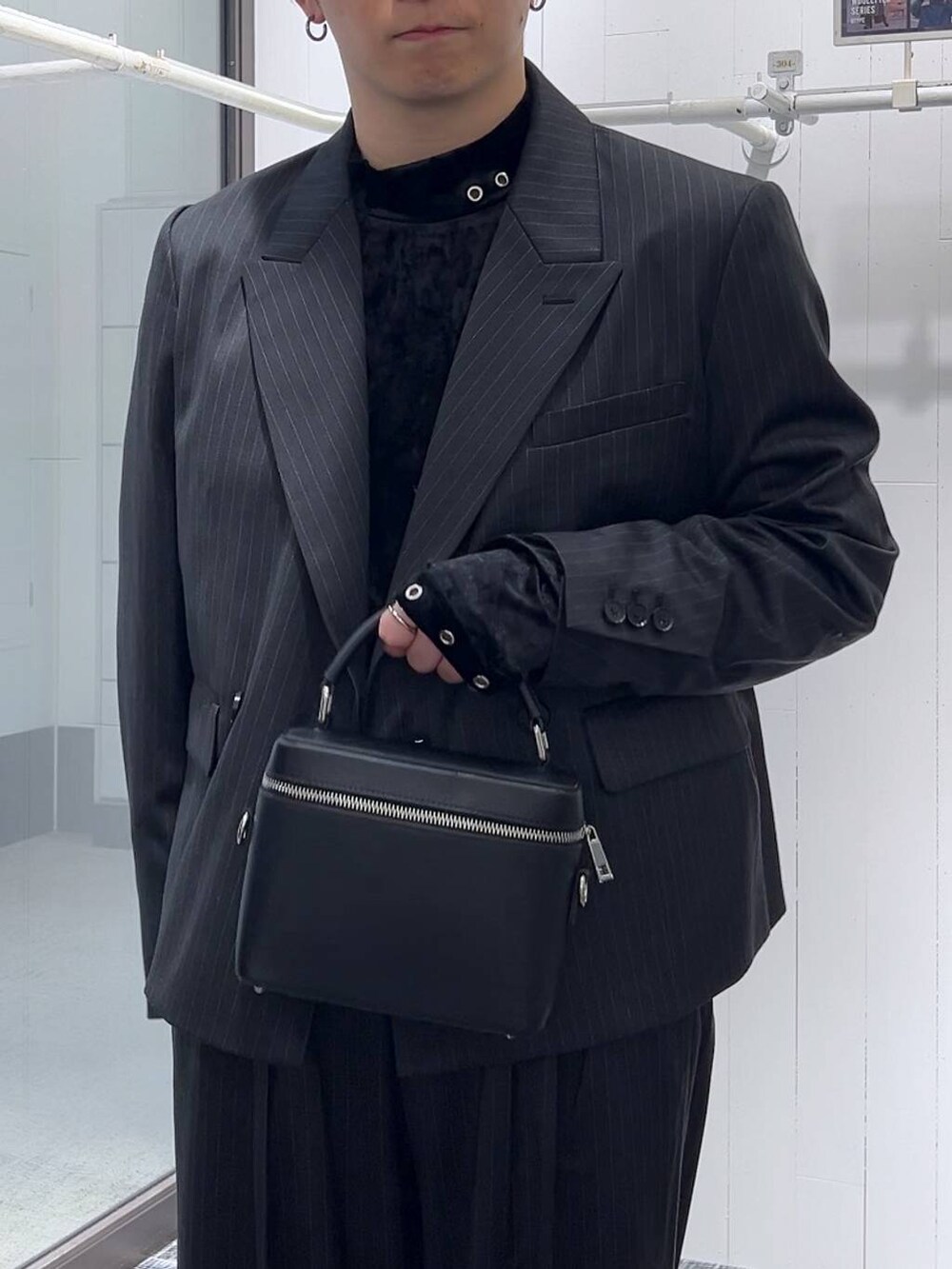 ブラック系のショルダーバッグ、ブラック系のドレスシューズ、ブラック系のTシャツ/カットソーを着用したメンズの秋コーディネートの5枚目の写真