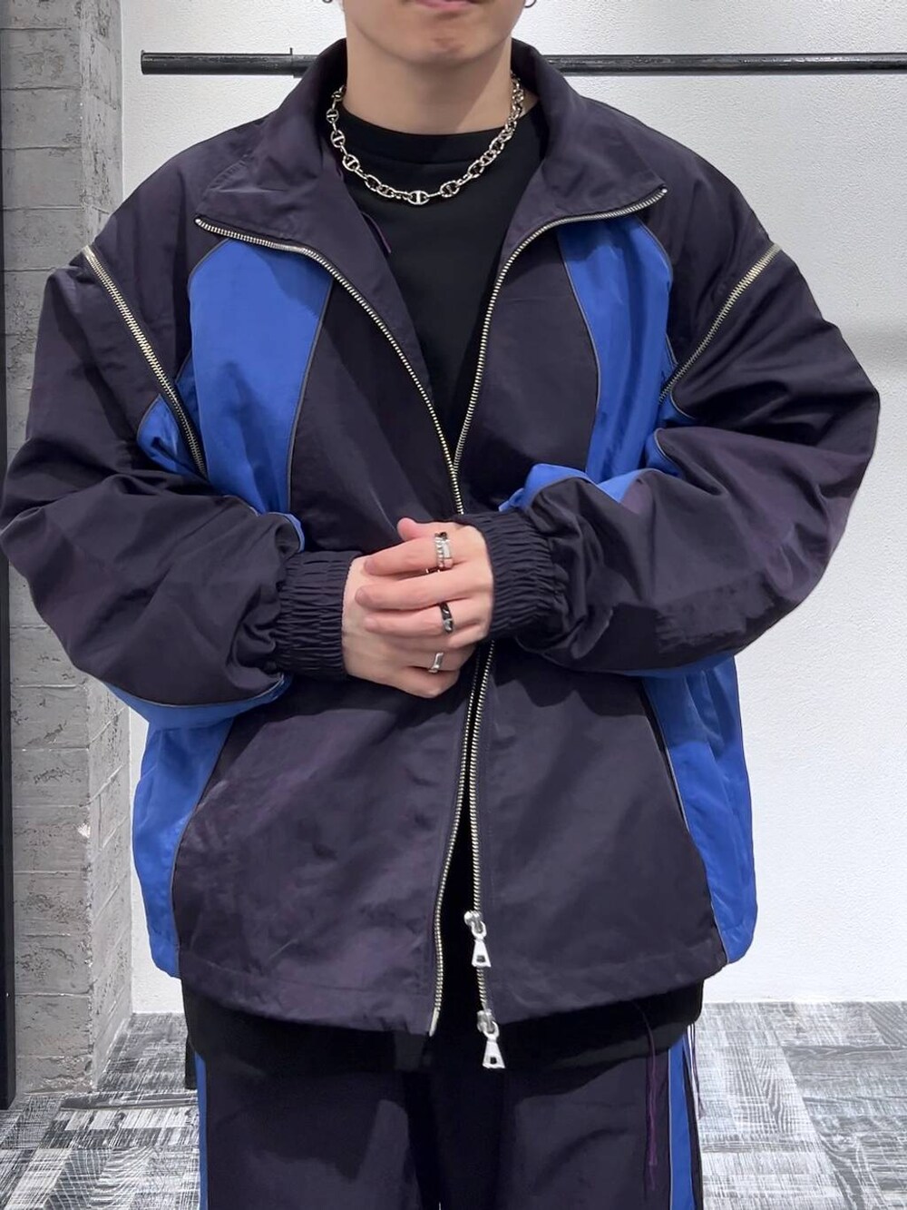 ブラック系のブーツ、ブラック系のスウェット、ブルー系のその他パンツを着用したメンズの冬コーディネートの5枚目の写真