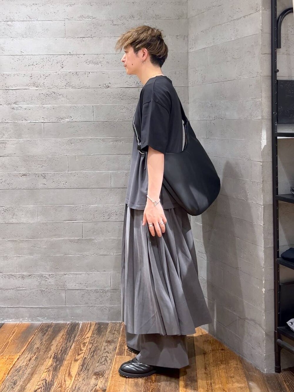 ブラック系のスニーカー、ブラック系のショルダーバッグ、ブラック系のTシャツ/カットソーを着用したメンズの夏コーディネートの4枚目の写真