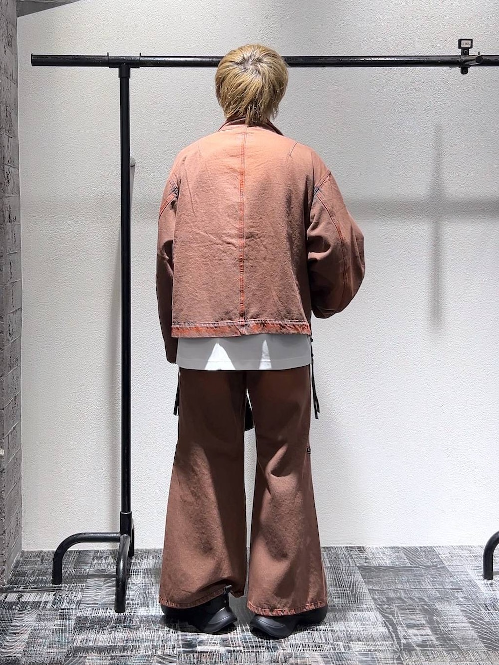 レッド系のデニムジャケット、レッド系のデニムパンツ、ホワイト系のTシャツ/カットソーを着用したメンズの春コーディネートの4枚目の写真