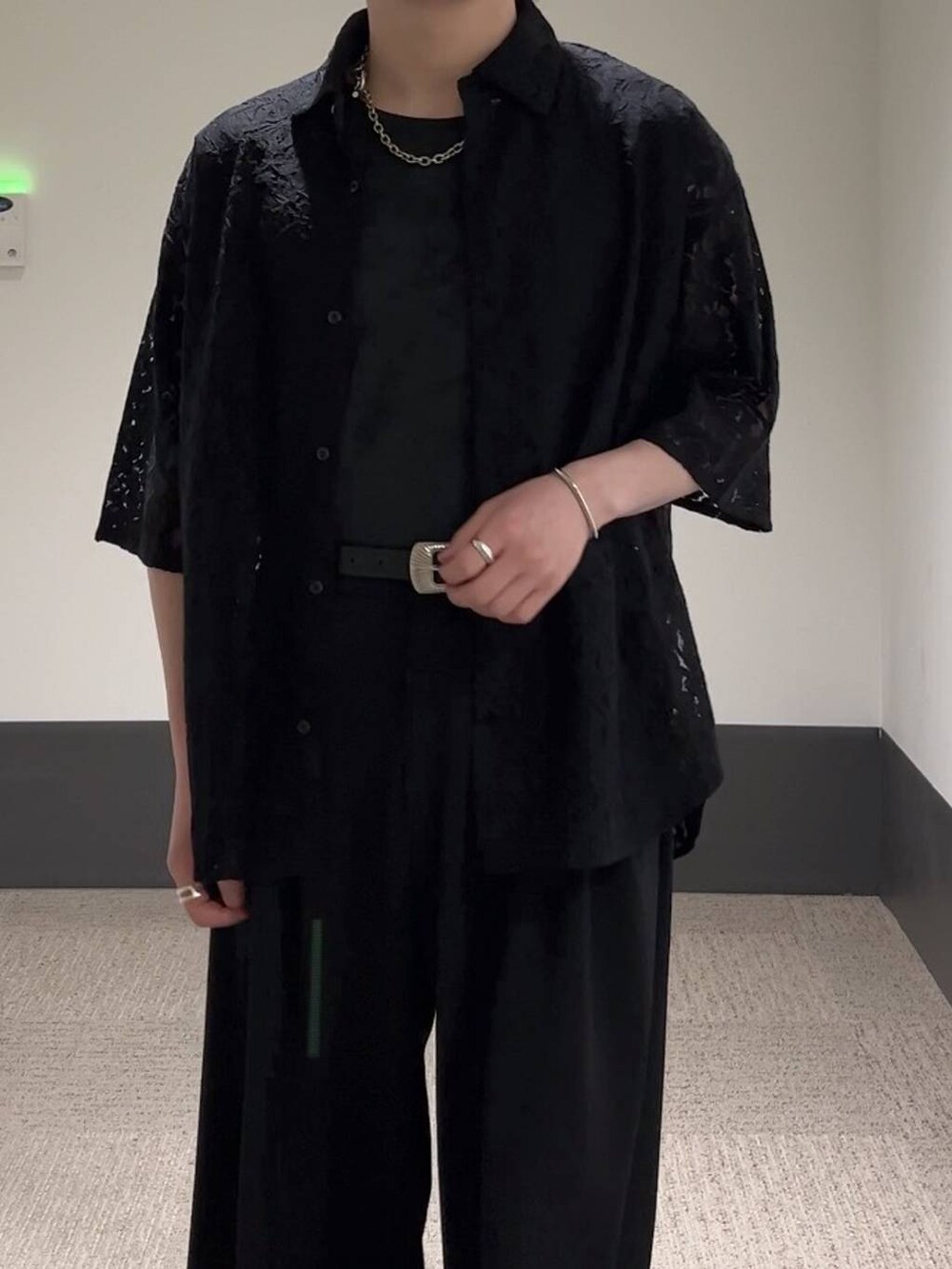 グレー系のTシャツ/カットソー、ブラック系のスラックス、ブラック系のシャツ/ブラウスを着用したメンズの春コーディネートの5枚目の写真