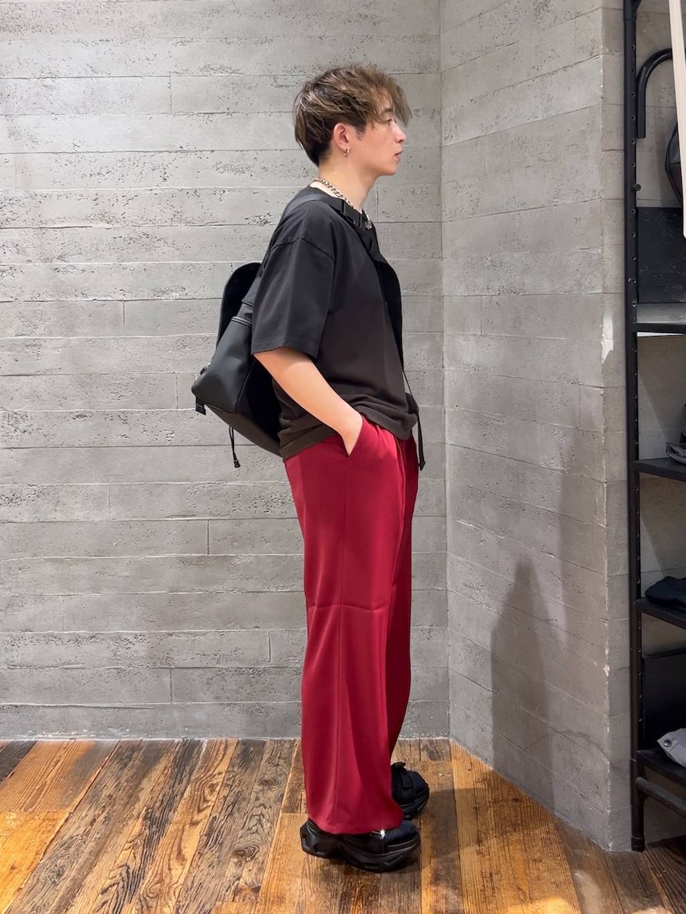 「HARE、ワイドパンツ、Tシャツ、夏コーデ、低身長、きれいめ、モード、オーバーサイズ、ショルダーバッグ」|「HAREのステンレスブレスレット(HARE)(ブレスレット、シルバー系)」を使った、HARE もりたいさん(メンズ・168cm)の夏コーディネートの2枚目の写真