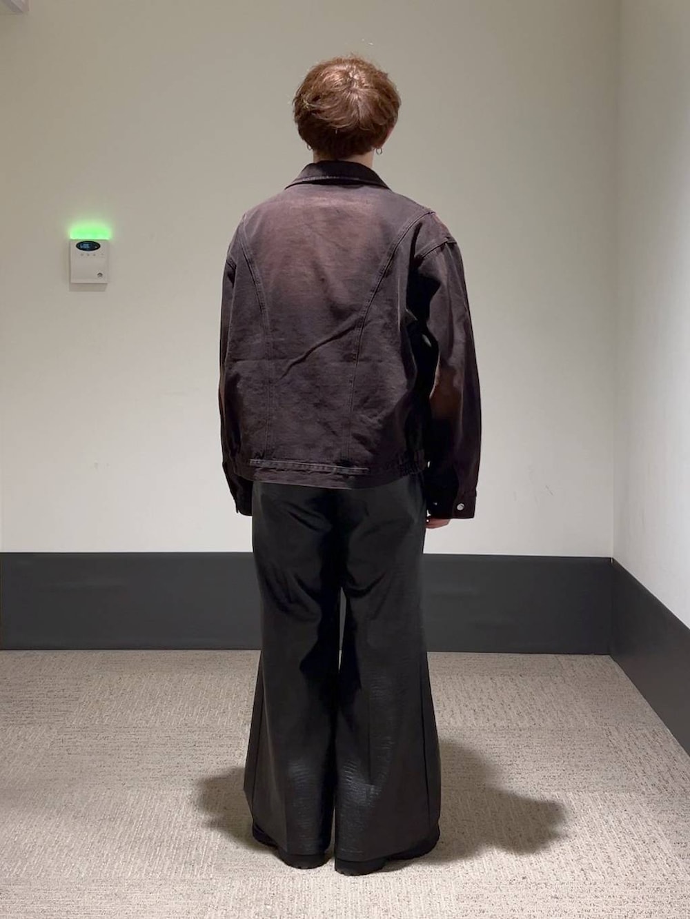 ブラック系のその他パンツ、レッド系のデニムジャケット、ブラック系のTシャツ/カットソーを着用したメンズの秋コーディネートの3枚目の写真