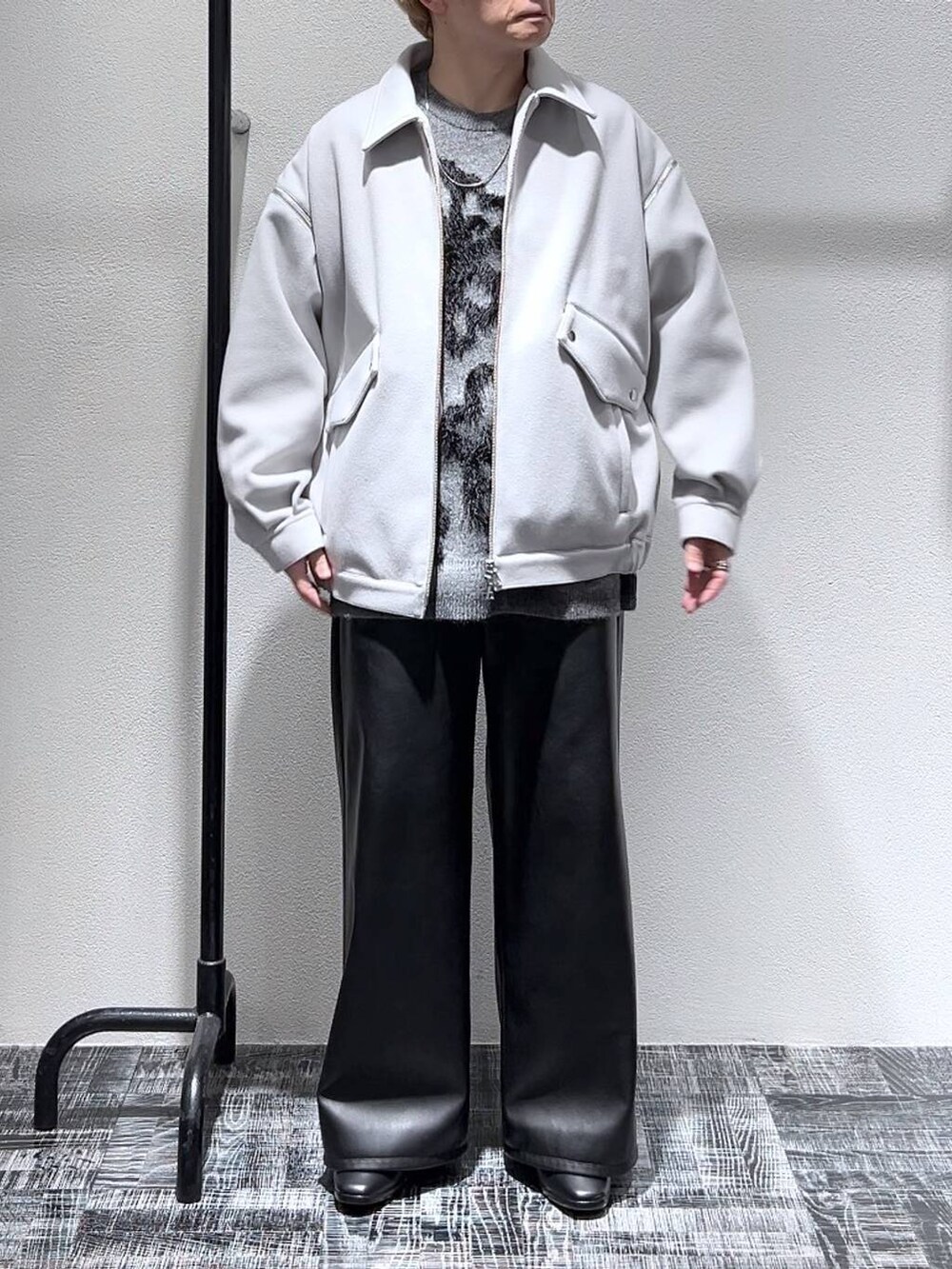 ブラック系のドレスシューズ、ブラック系のその他パンツ、グレー系のブルゾンを着用したメンズの冬コーディネートの2枚目の写真