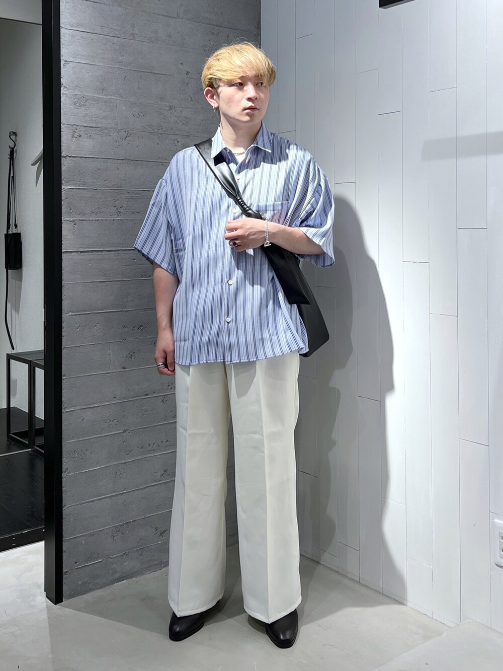 ブルー系のシャツ/ブラウス、ホワイト系のスラックス、ブラック系のサンダルを着用したメンズの夏コーディネートの2枚目の写真