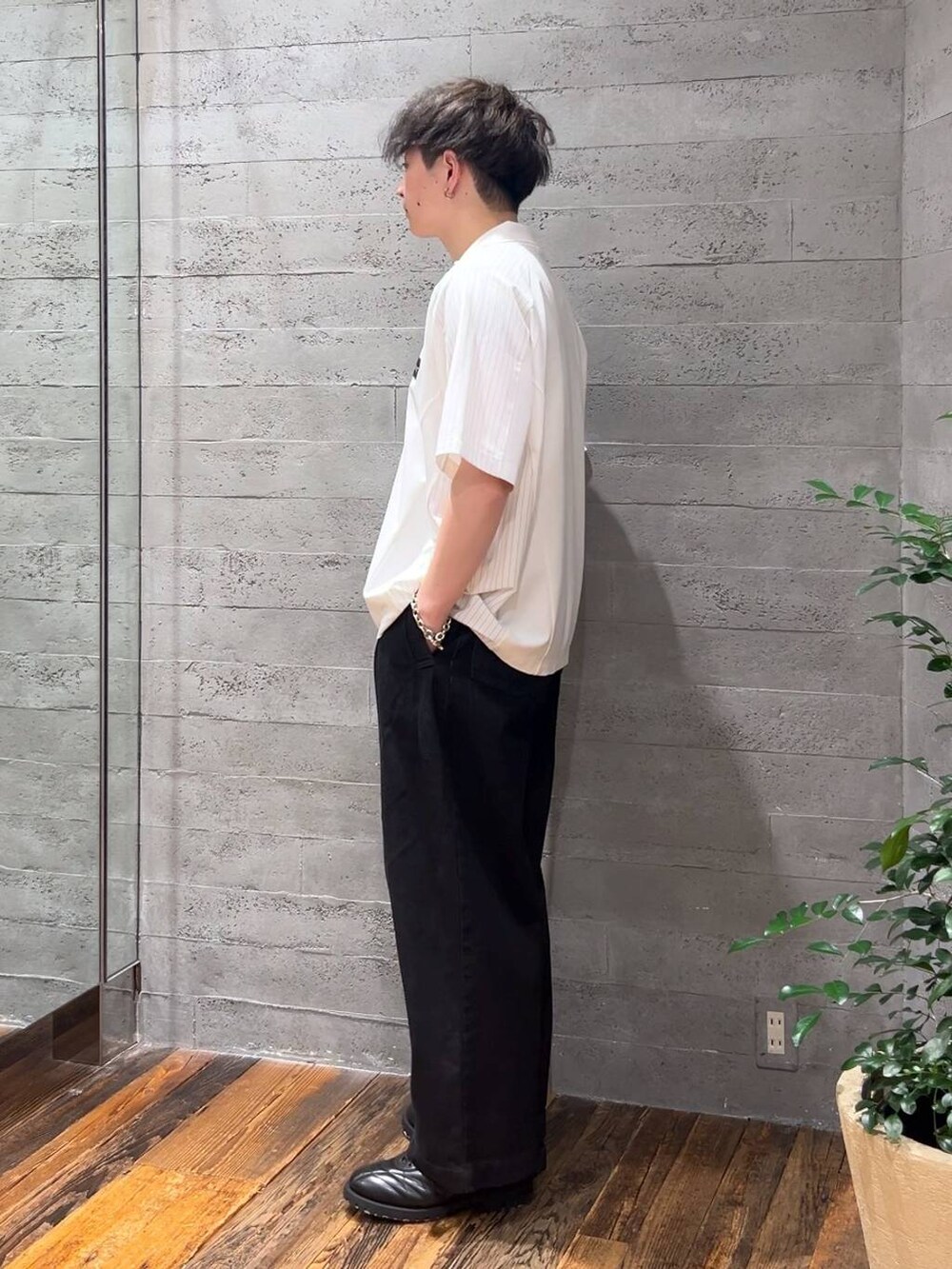 ブラック系のスニーカー、ブラック系のデニムパンツ、ホワイト系のTシャツ/カットソーを着用したメンズの夏コーディネートの4枚目の写真