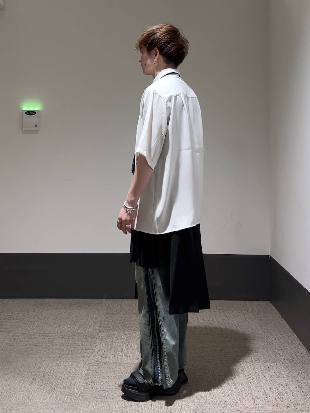 「低身長、きれいめ、オーバーサイズ、HARE、シャツ、ベルト、スカート、モテ、デニムパンツ」|「HAREのステンレスブレスレット(HARE)(ブレスレット、シルバー系)」を使った、HARE もりたいさん(メンズ・168cm)の夏コーディネートの2枚目の写真